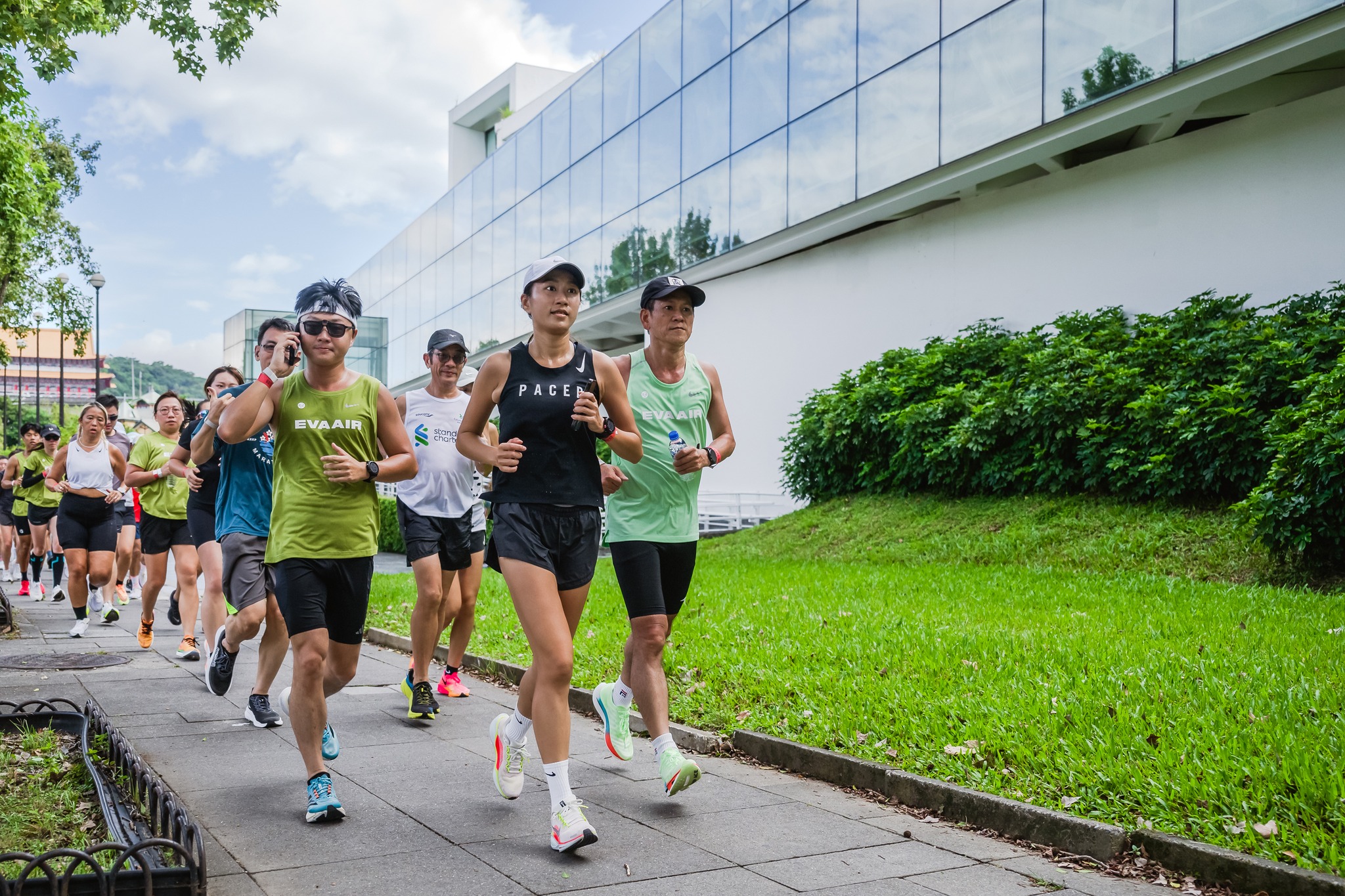 長榮航空上月底舉辦城市觀光馬拉松路跑，傳出跑者無水可喝導致昏倒送醫，圖非當事人。（翻攝自臉書「長榮航空懂跑部」）