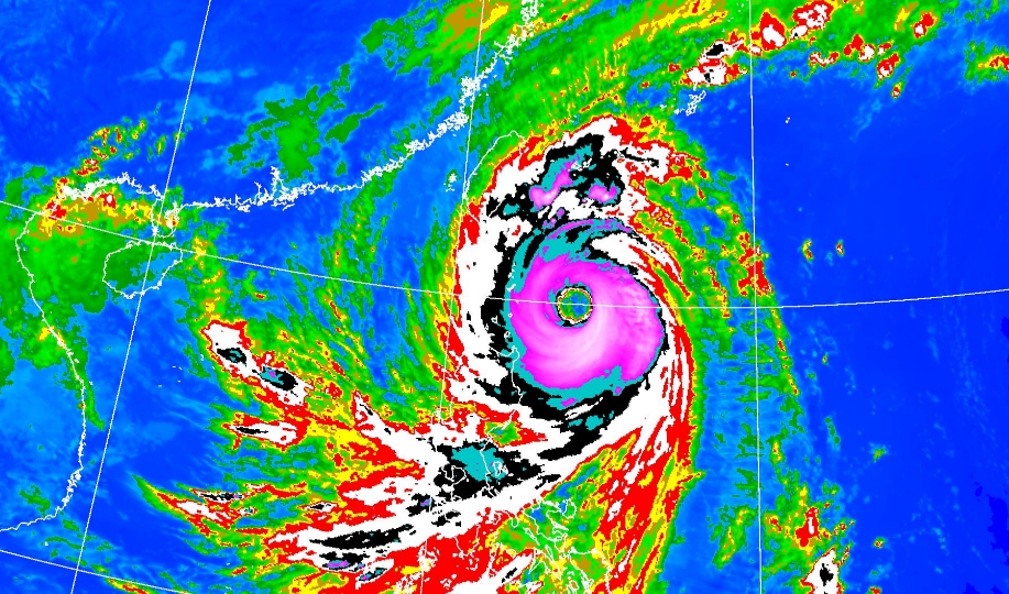 強烈颱風康芮持續朝台灣逼近，中央氣象署已發布海上、陸上颱風警報。（中央氣象署提供）