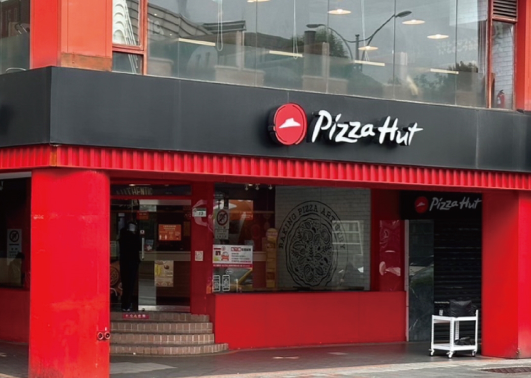 必勝客今在社群媒體上曬出「人事異動」公告，預計將解除2位年資超過20年的同仁之職務，消息曝光引發熱議。（翻攝必勝客臉書粉專）