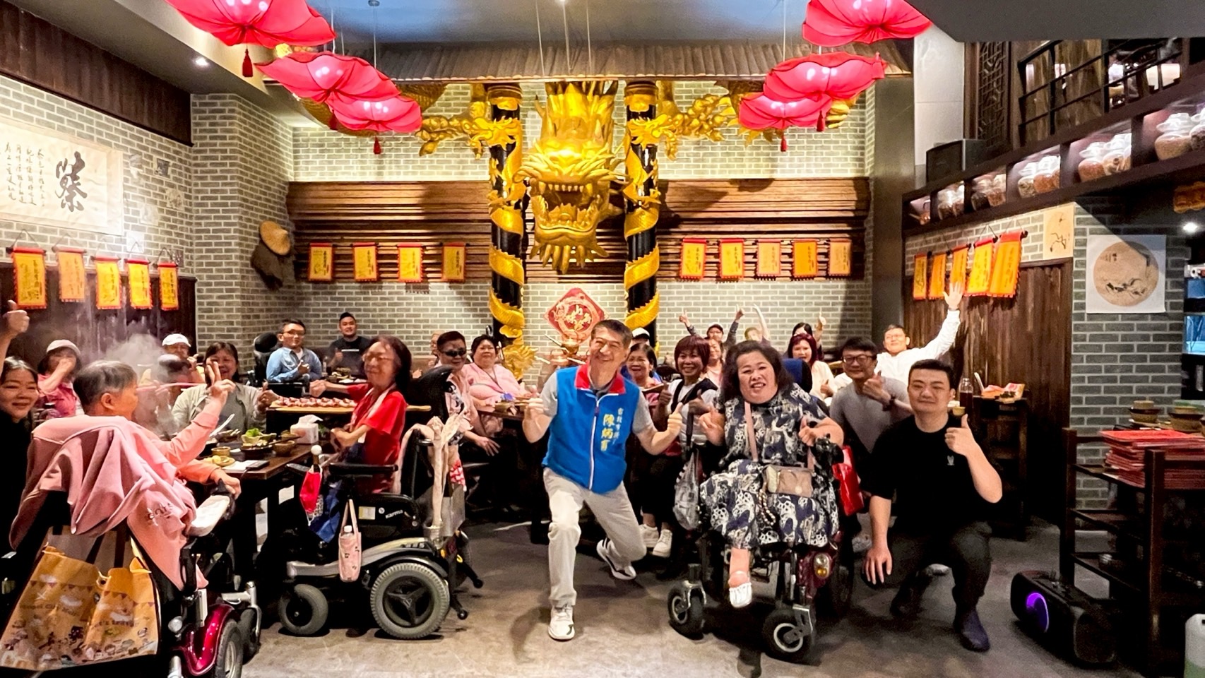 陳炳甫攜手麻辣鍋品牌蔡記隆府、腦性麻痺公益團體，舉辦「腦麻天使暖心饗宴」。（蔡記隆府提供）