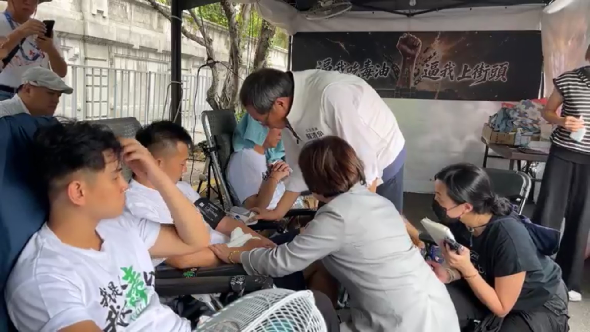 國民黨立委蘇清泉替絕食4小雞看診。(翻攝國民黨立院黨團直播)
