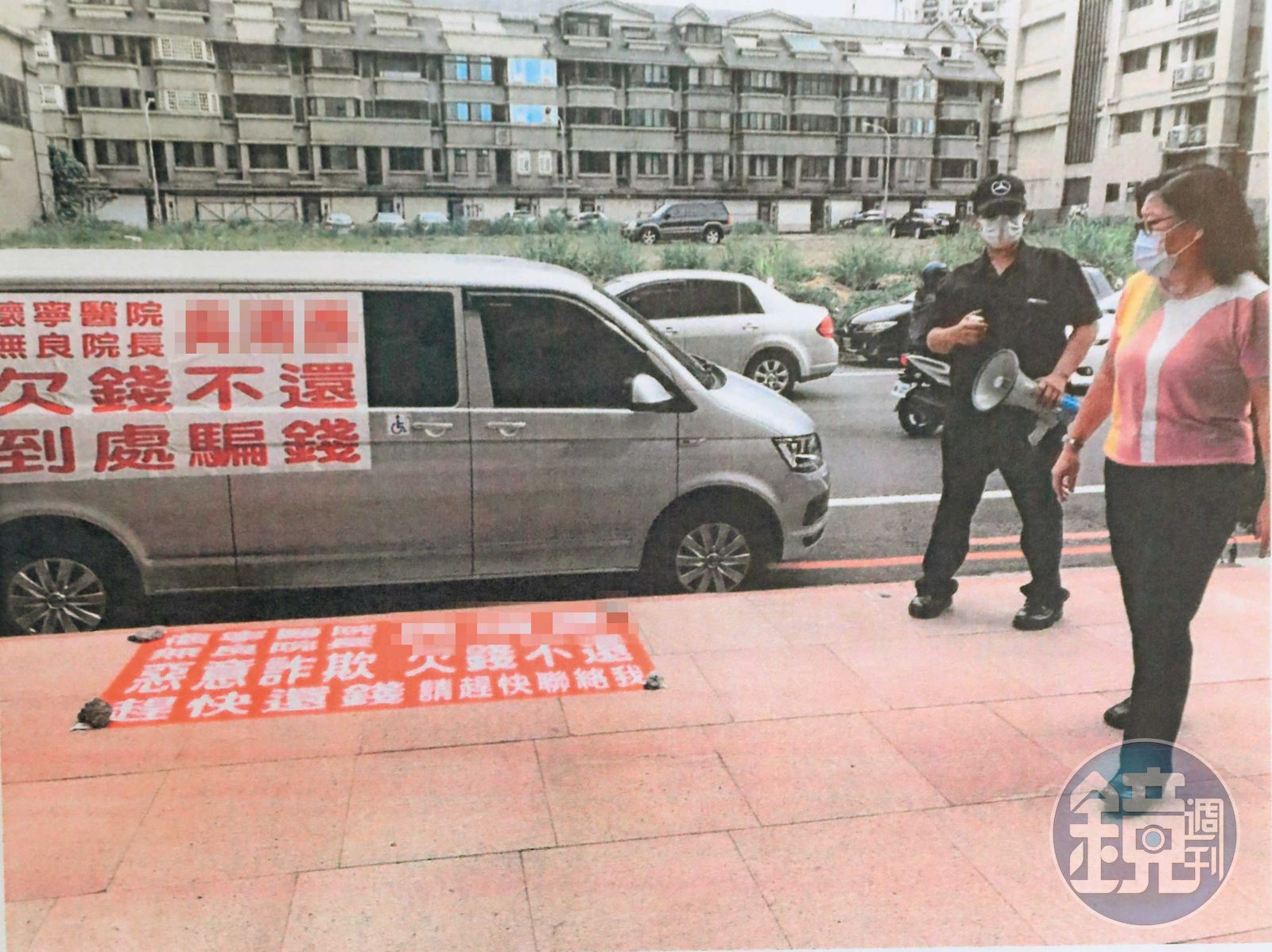 黃成德駕駛貼有字條的廂型車到懷寧醫院門口，並直接躺在地上鬧事。（讀者提供）