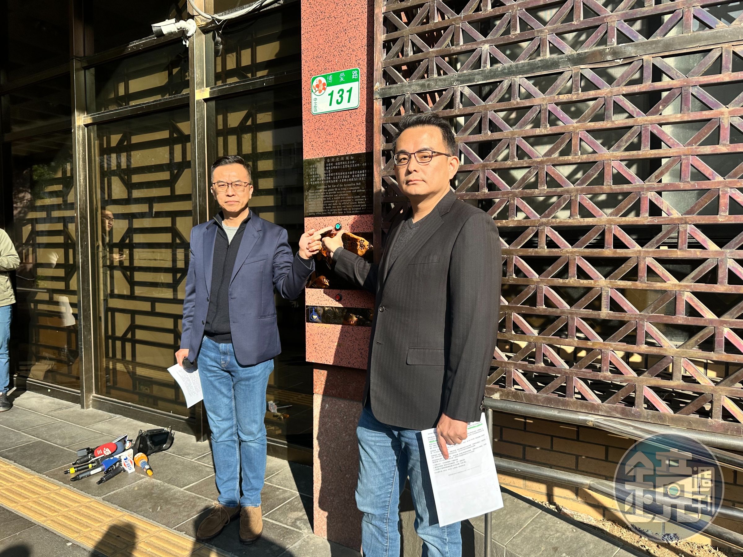 侯友宜競辦發言人黃子哲(左)與律師到地院,針對「郭董公開信」一事按鈴告黃國昌 。