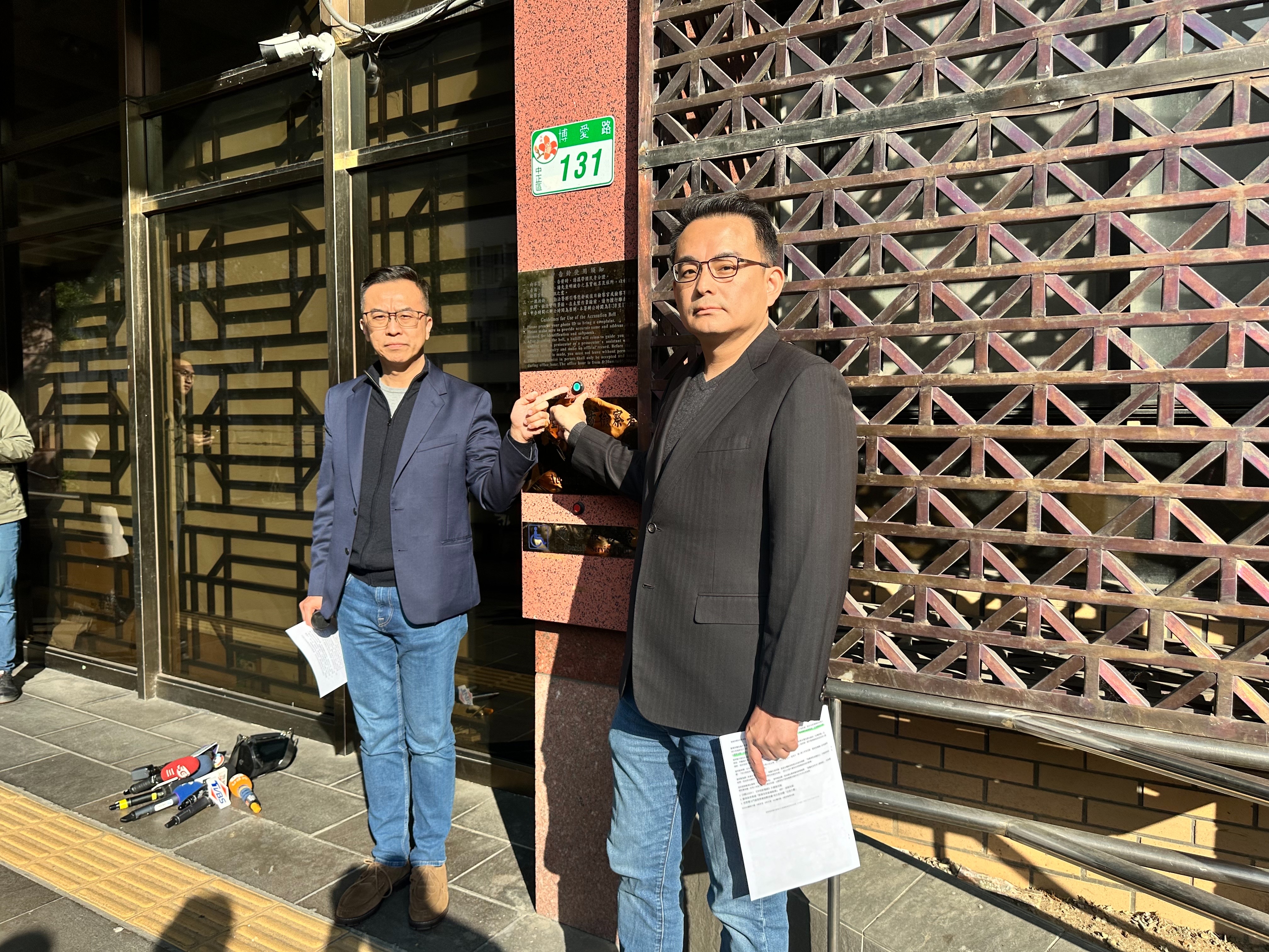 黃子哲（左）到台北地檢署按鈴申告黃國昌涉嫌誣告及加重誹謗罪。