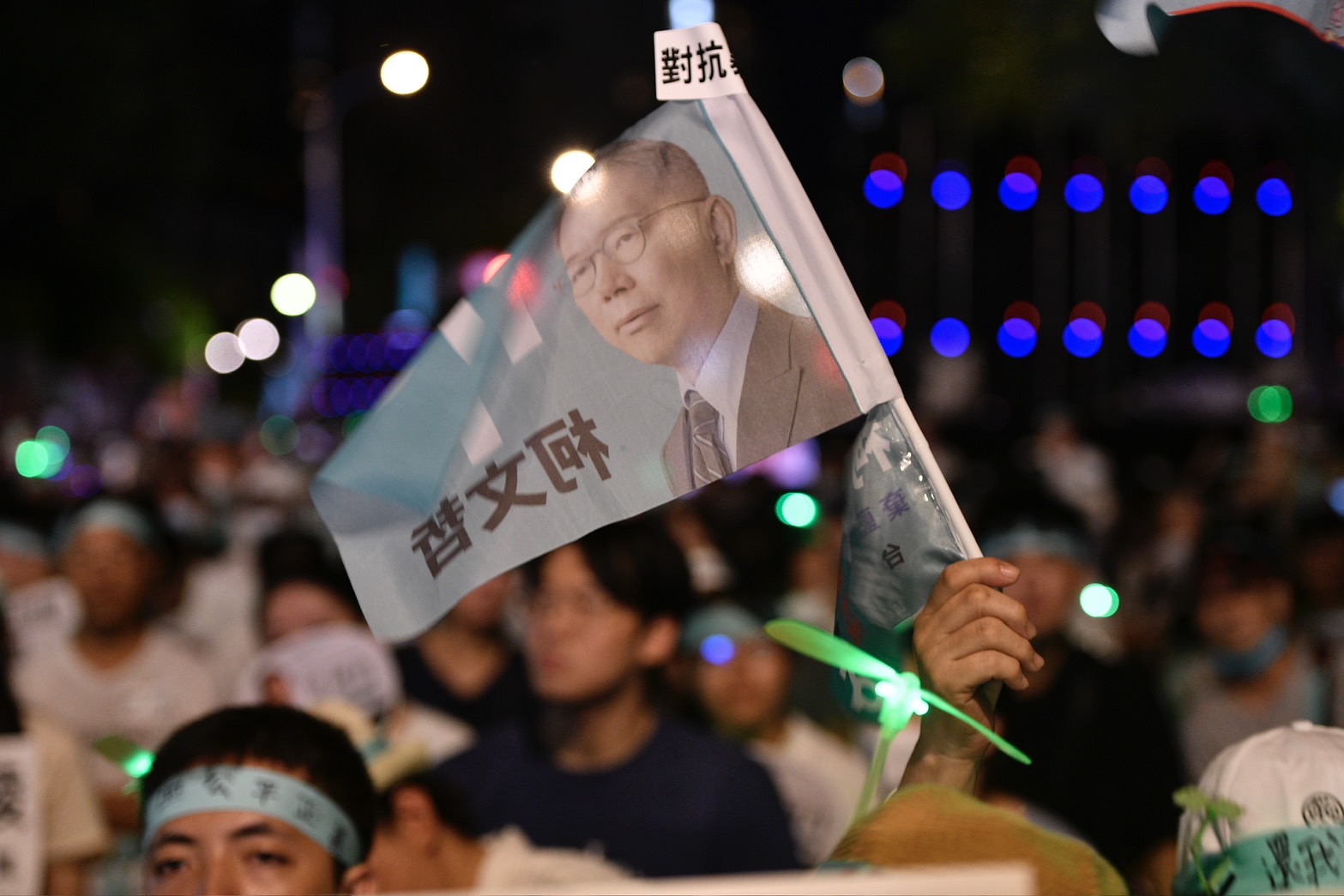 民眾黨昨晚發文感謝上街的支持者。