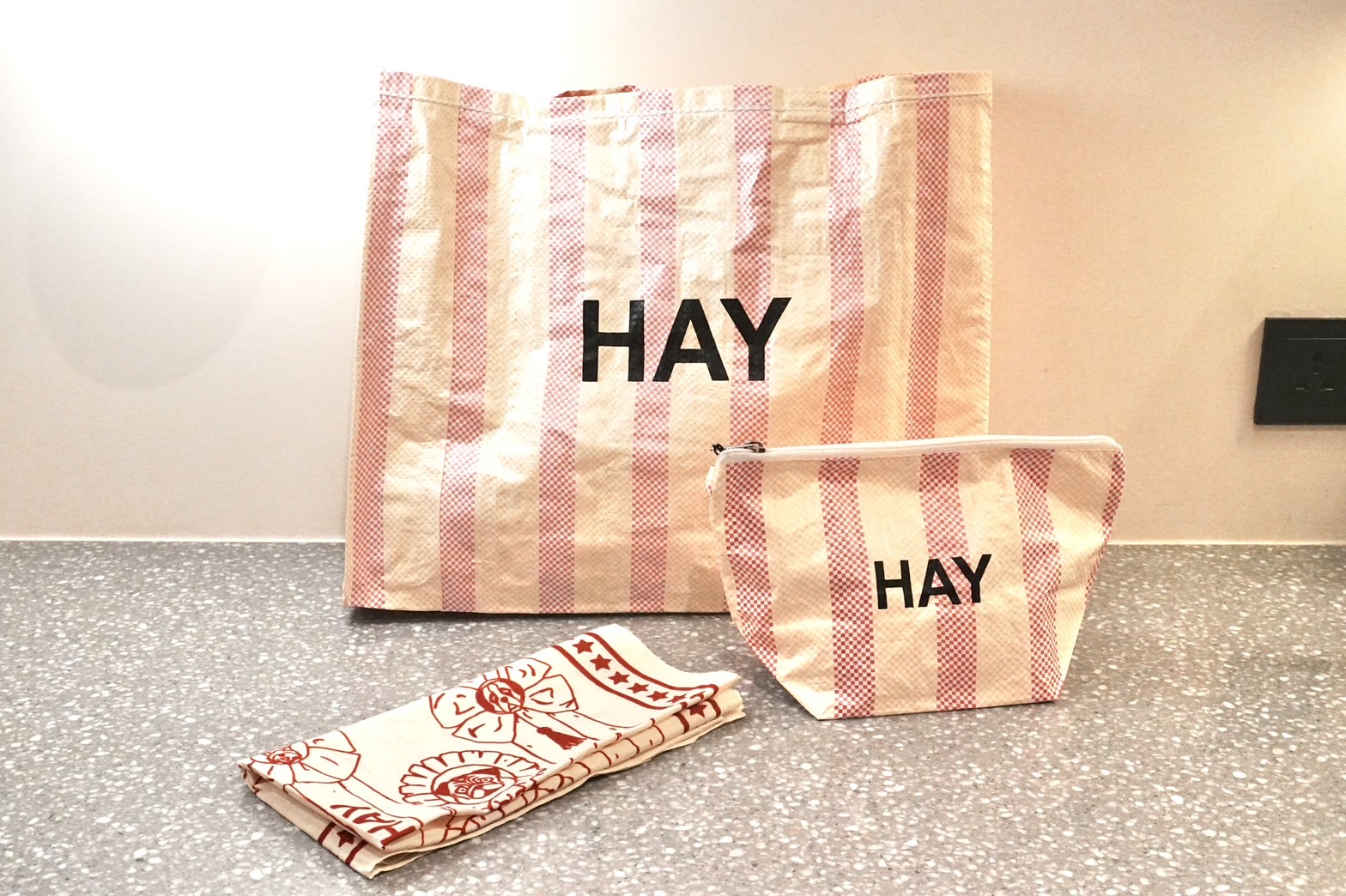 「毛孩風格瑜珈 Zen HAYmony」不僅邀請主人為狗狗繫上毛孩界時尚單品 HAY DOGS 領巾，還能獲得「毛孩風格瑜珈 feat. HAY DOGS」獨家禮包。