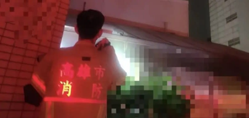 高雄一名30歲女子今（4日）全身赤裸陳屍在一棟大樓地下室。（翻攝畫面）