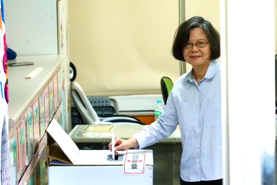 首波大罷免結果出爐，蔡英文也透過臉書發聲。