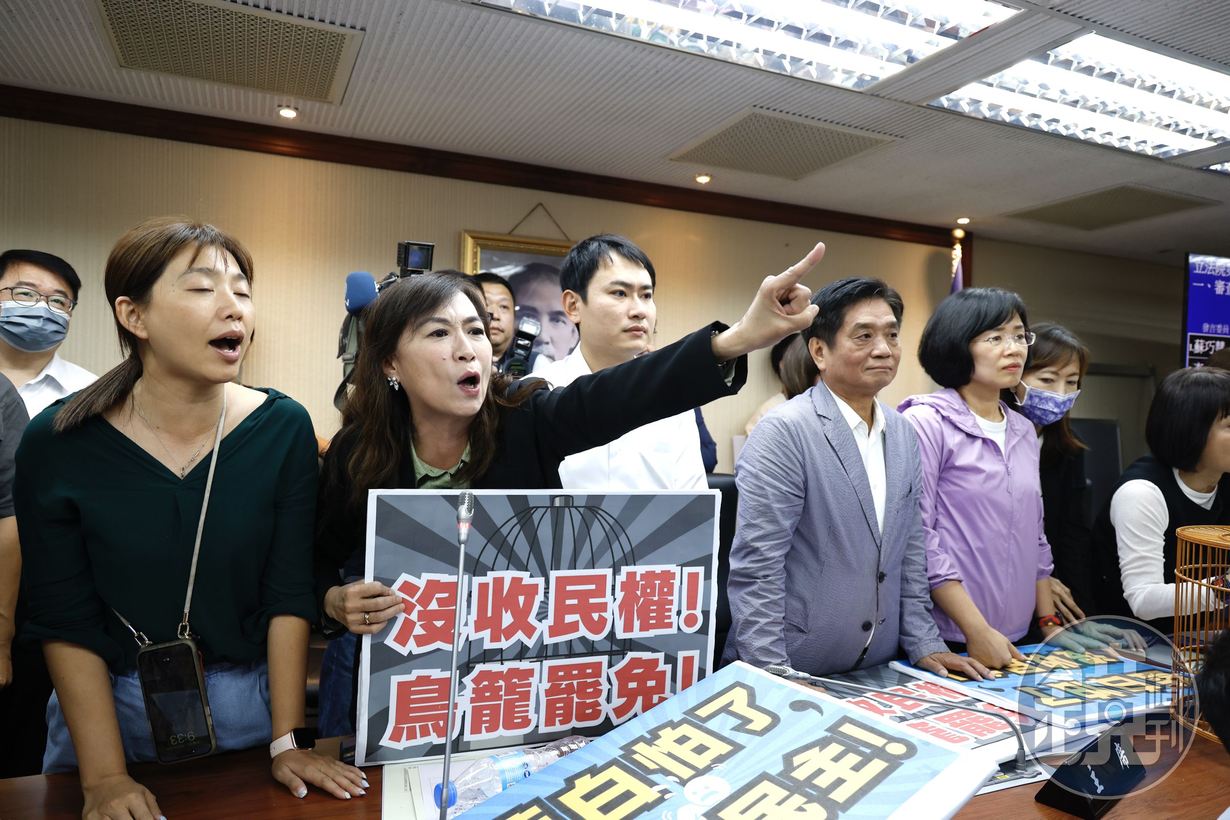 民進黨立委林宜瑾(右2)用力大喊口號以示抗議。