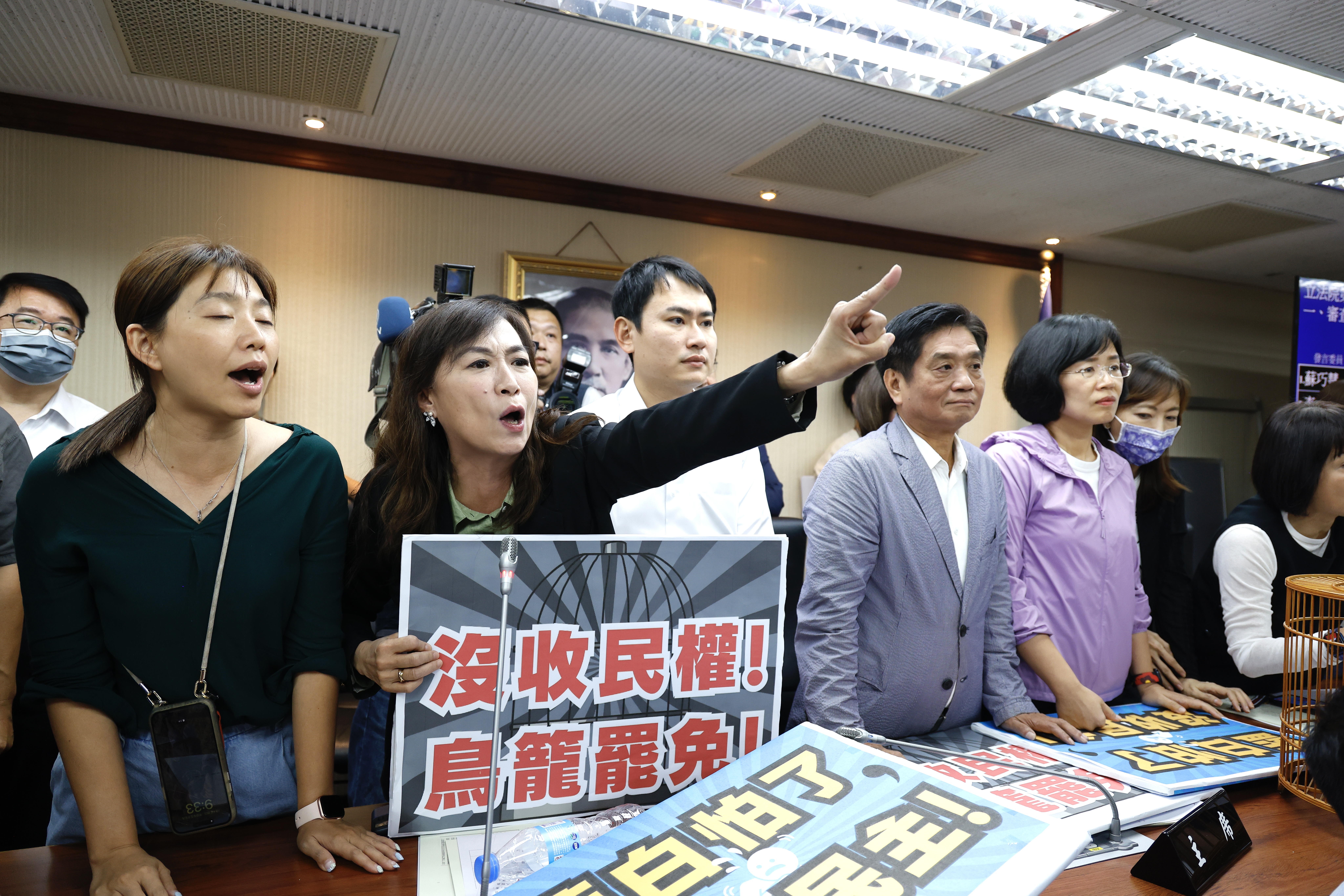 民進黨立委林宜瑾（右2）用力大喊口號以示抗議。