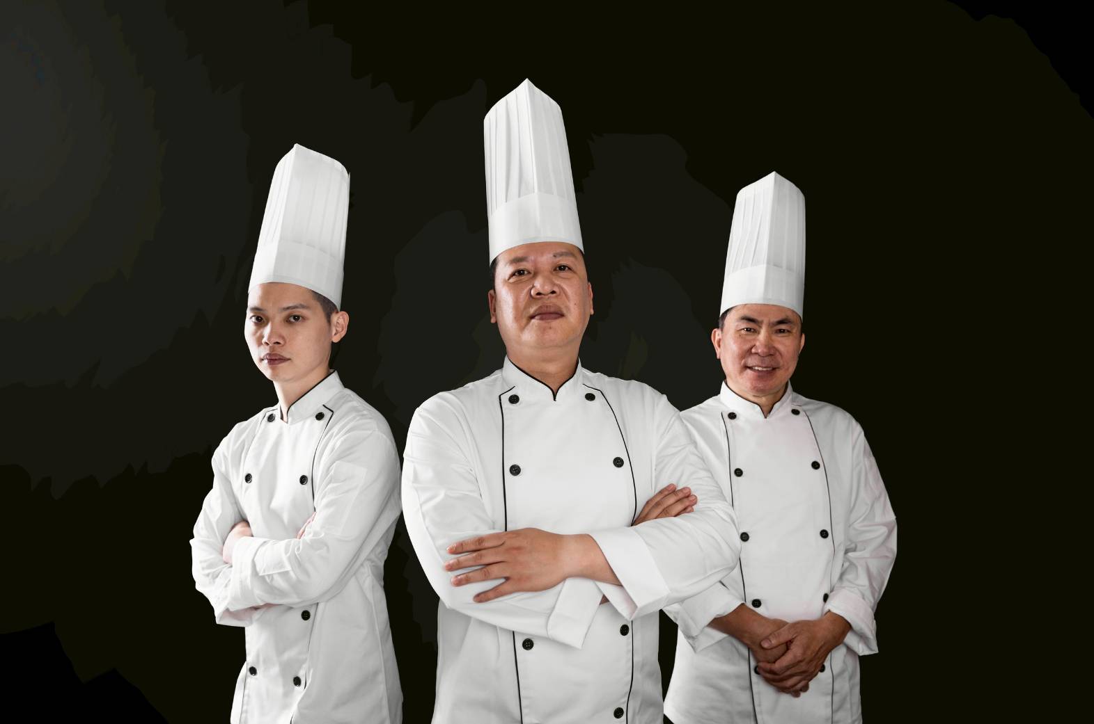 康智翔總主廚(中)、港點主廚萬紀瑜(右)與烤鴨燒味主廚黃振凱(左)聯手坐鎮,打造《芯聚苑》的餐桌節奏與出菜標準。