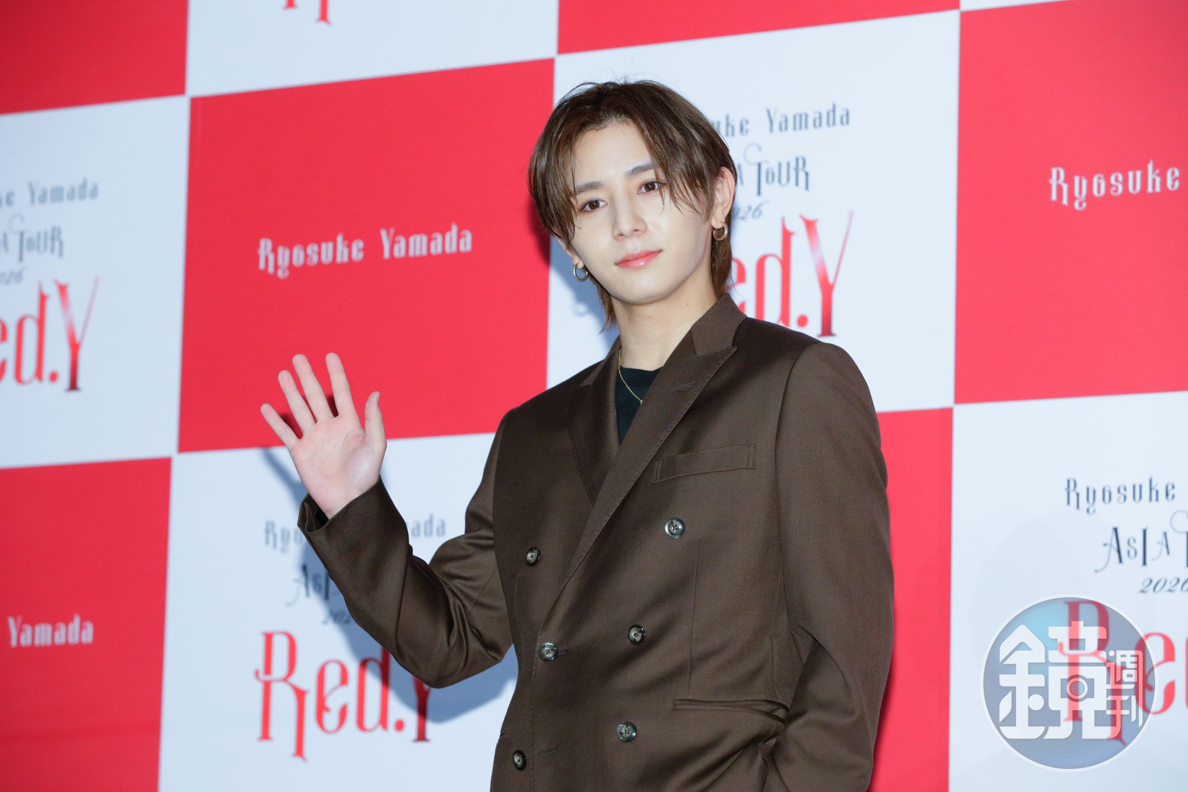 山田涼介無時無刻維持完美偶像狀態，臉很小的他手手也很小！