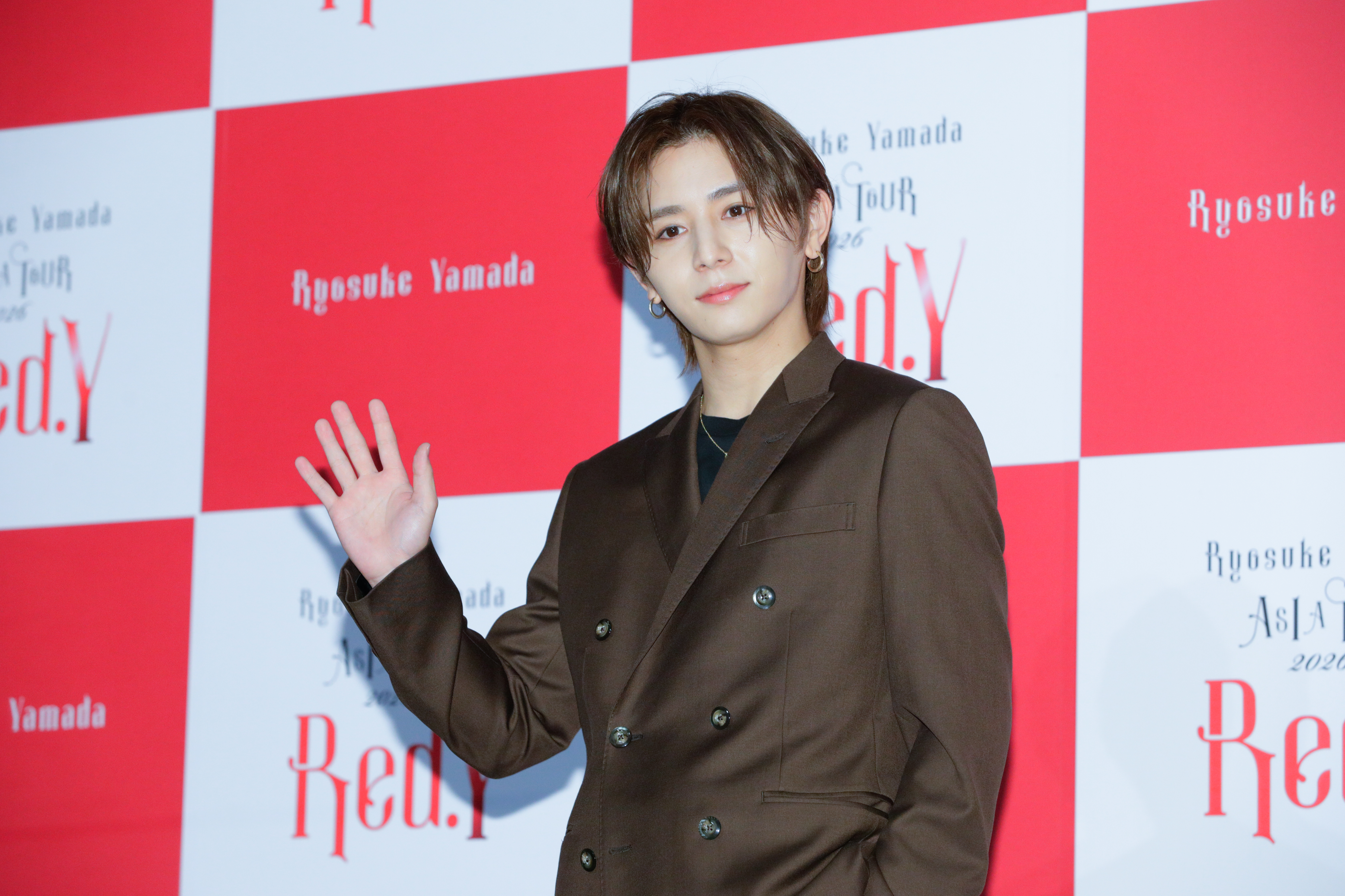 山田涼介無時無刻維持完美偶像狀態,臉很小的他手手也很小!
