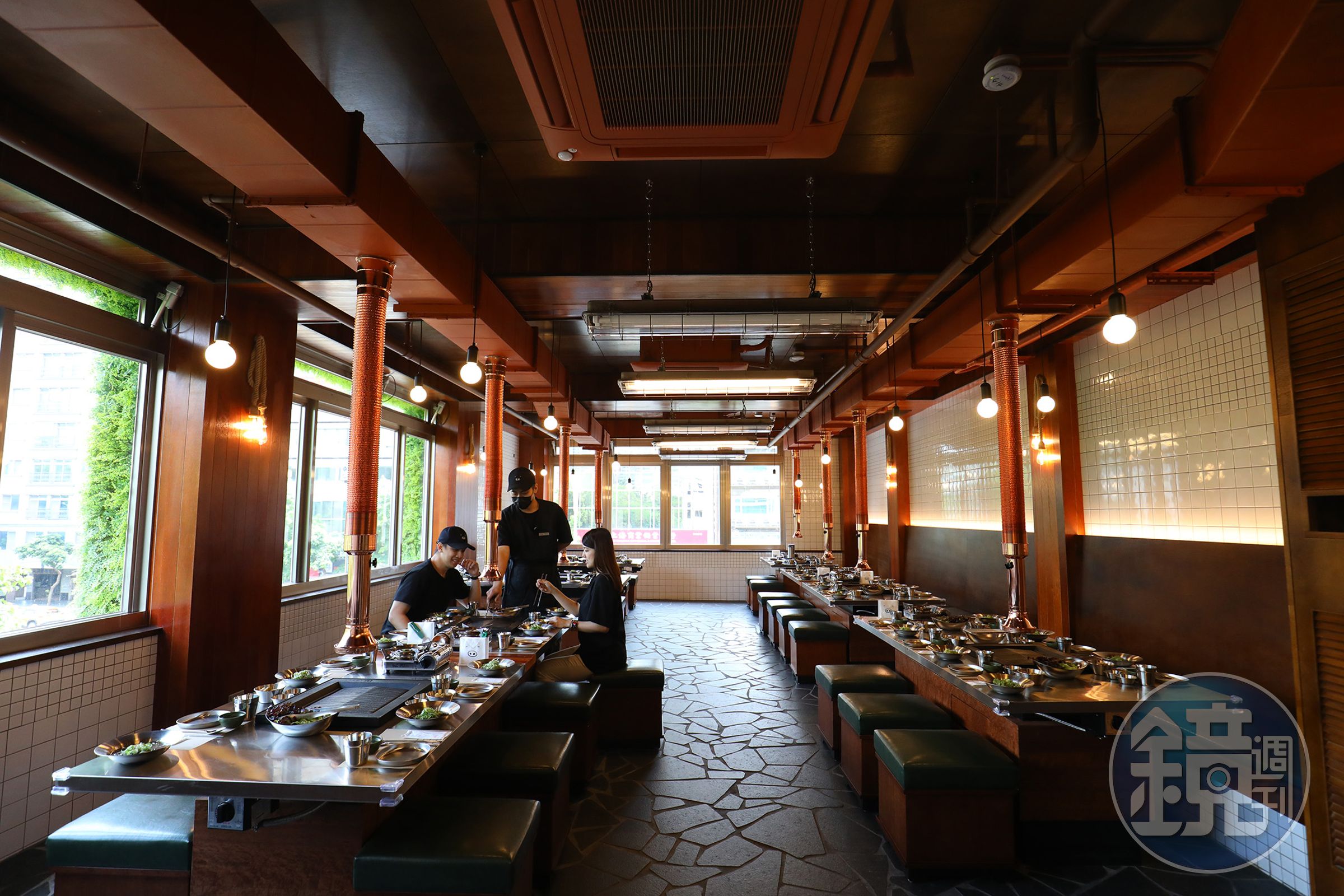 台灣「金豬食堂」整體空間設計延續首爾本店風格，營造舊時代烤肉氛圍，包括牆面白色磁磚、咖啡色底座的綠色皮面座椅。