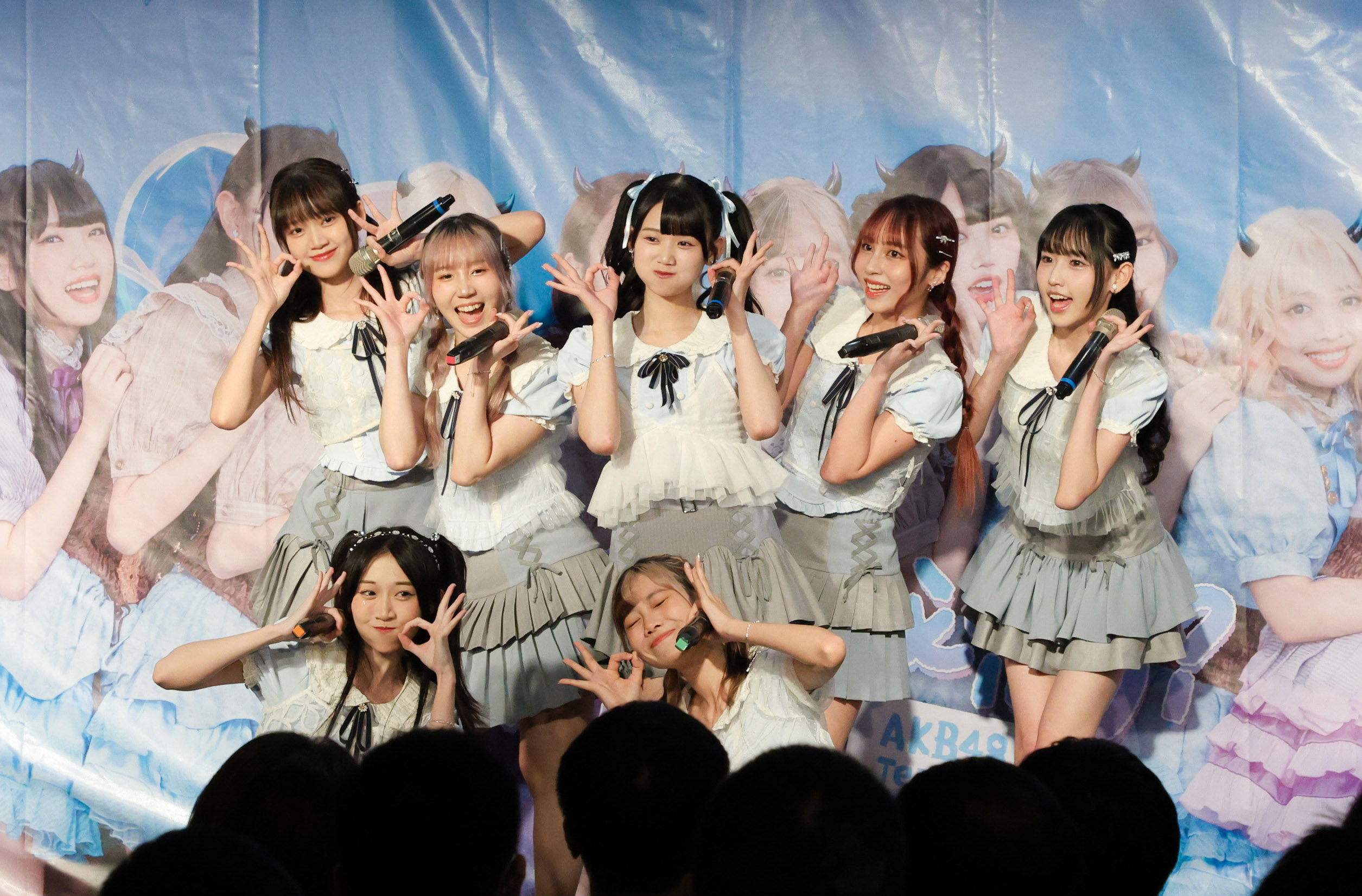 AKB48 Team歡慶7週年（站著左起陳穎臻、劉曉晴、林于馨、林易沄、伊品；蹲著左起黃奕霖、蔡亞恩）。（好言娛樂提供）