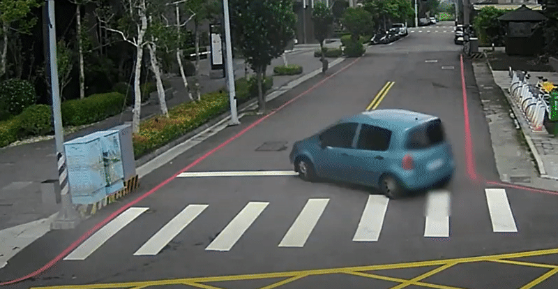 台中一名女大生日前載著父母上路練車，轉彎時失控自撞燈桿撞爛車頭。（翻攝畫面）