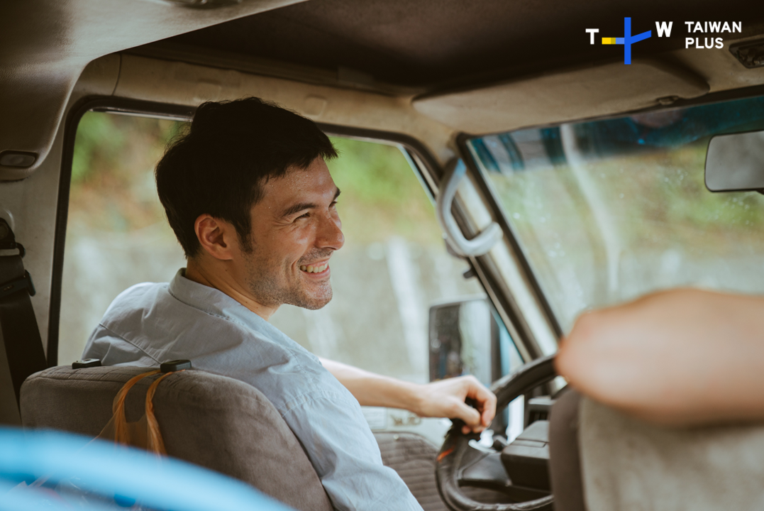 鳳小岳在公路電影《陌路兄弟》中挑戰駕駛「有個性」的中古手排車，在東部酷暑下展現成熟演技。（TaiwanPlus提供）