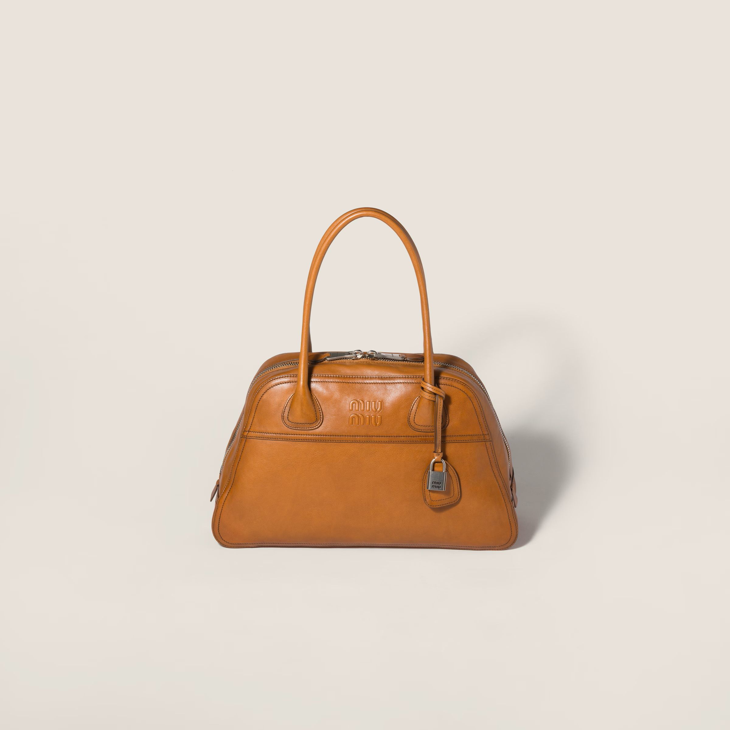 MIU MIU Vivant皮革手提包，NT$135,000。（Miu Miu提供）