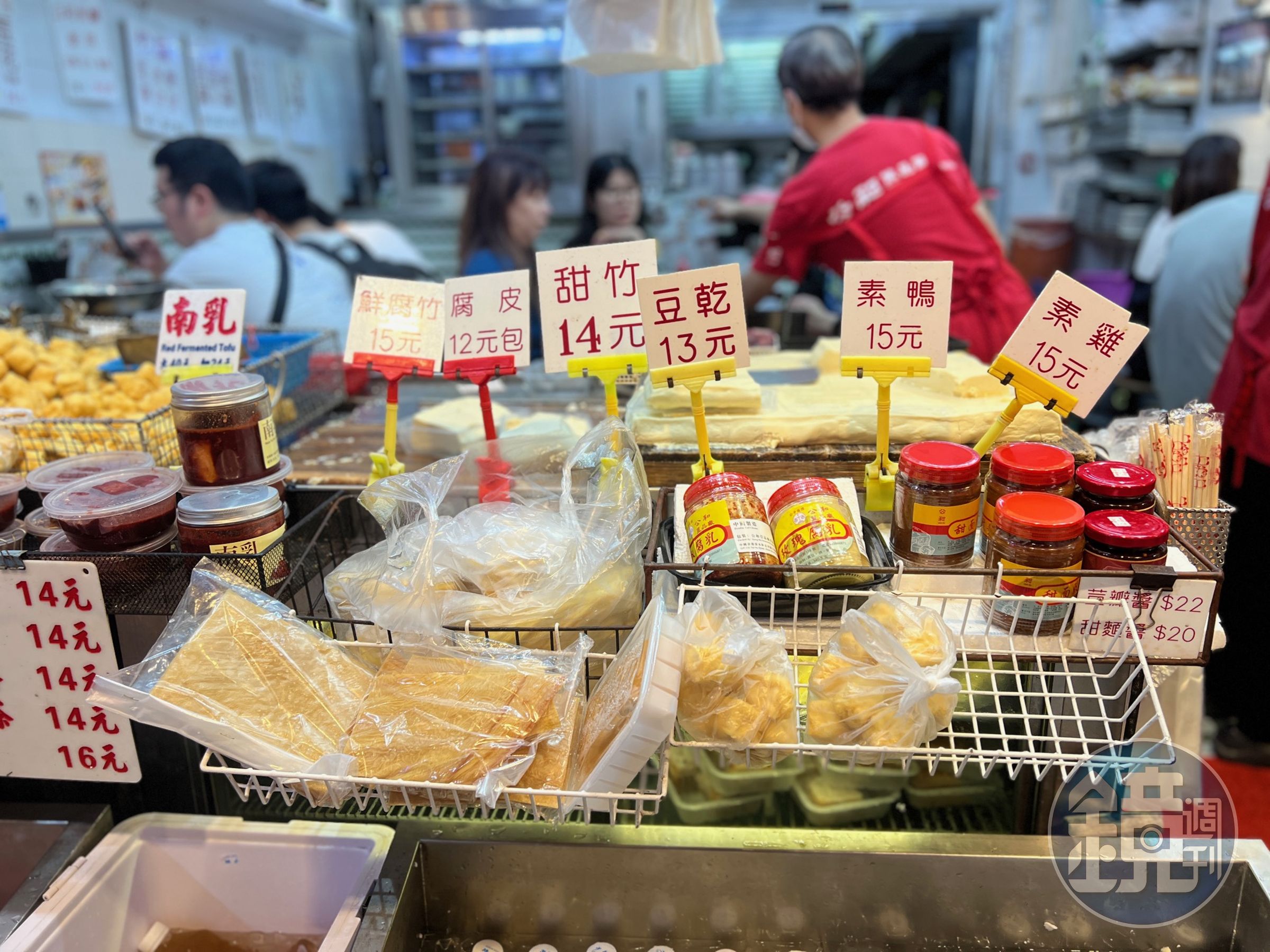 店頭販賣各種當天現做的豆製品，很多在地人專程來採購。