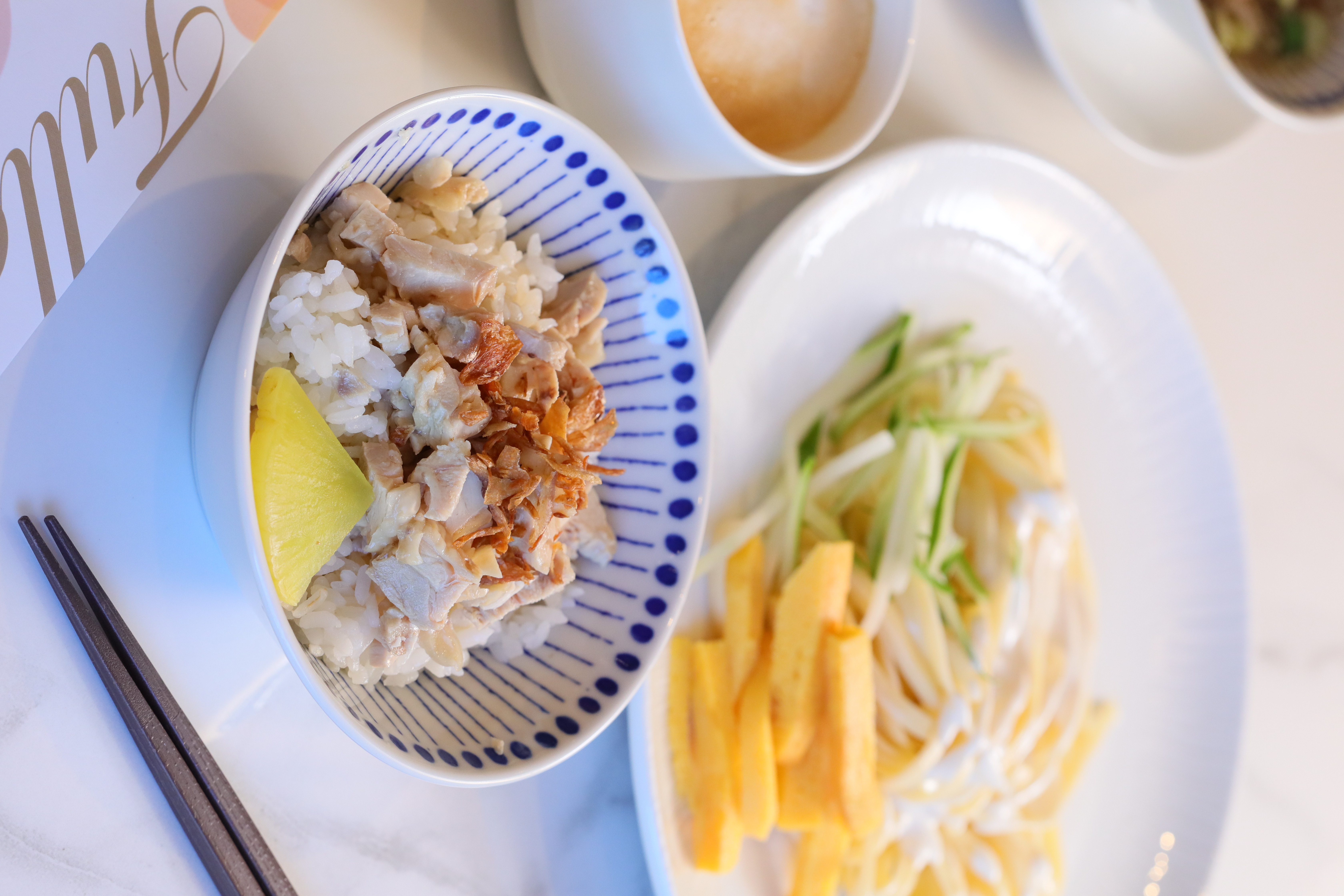 嘉義福容voco早餐吃得到嘉義經典組合「嘉義雞肉飯」（前）與「白醋涼麵」（後）。