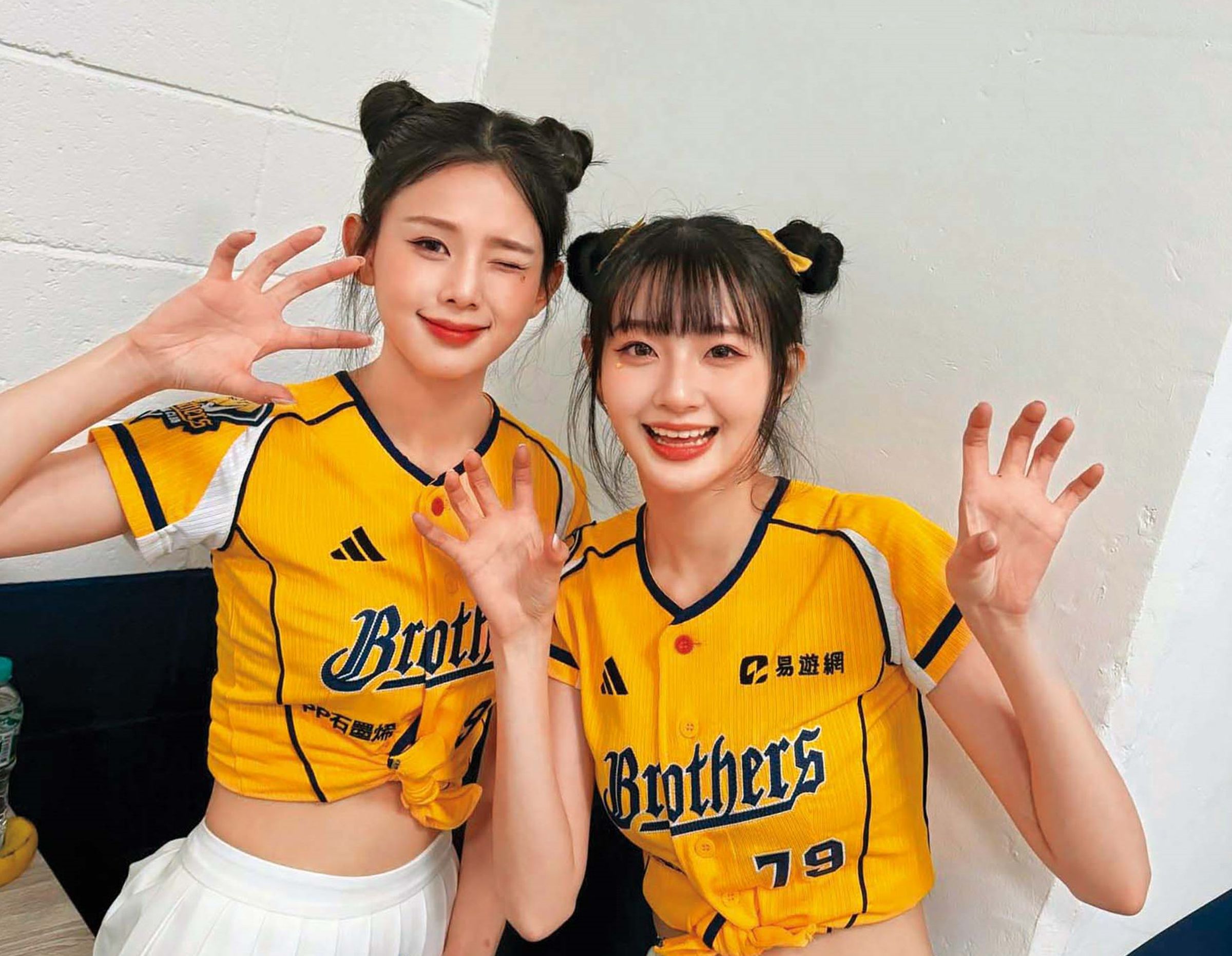 曾為女團成員的容容（左）、珮含（右）日前宣布加入中信兄弟啦啦隊。（翻攝自容容IG）