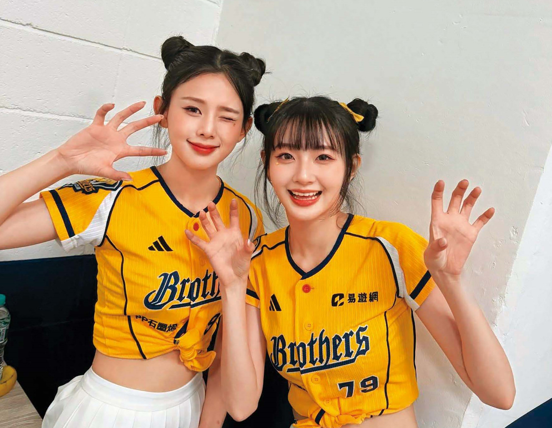 曾為女團成員的容容(左)、珮含(右)日前宣布加入中信兄弟啦啦隊。(翻攝自容容IG)