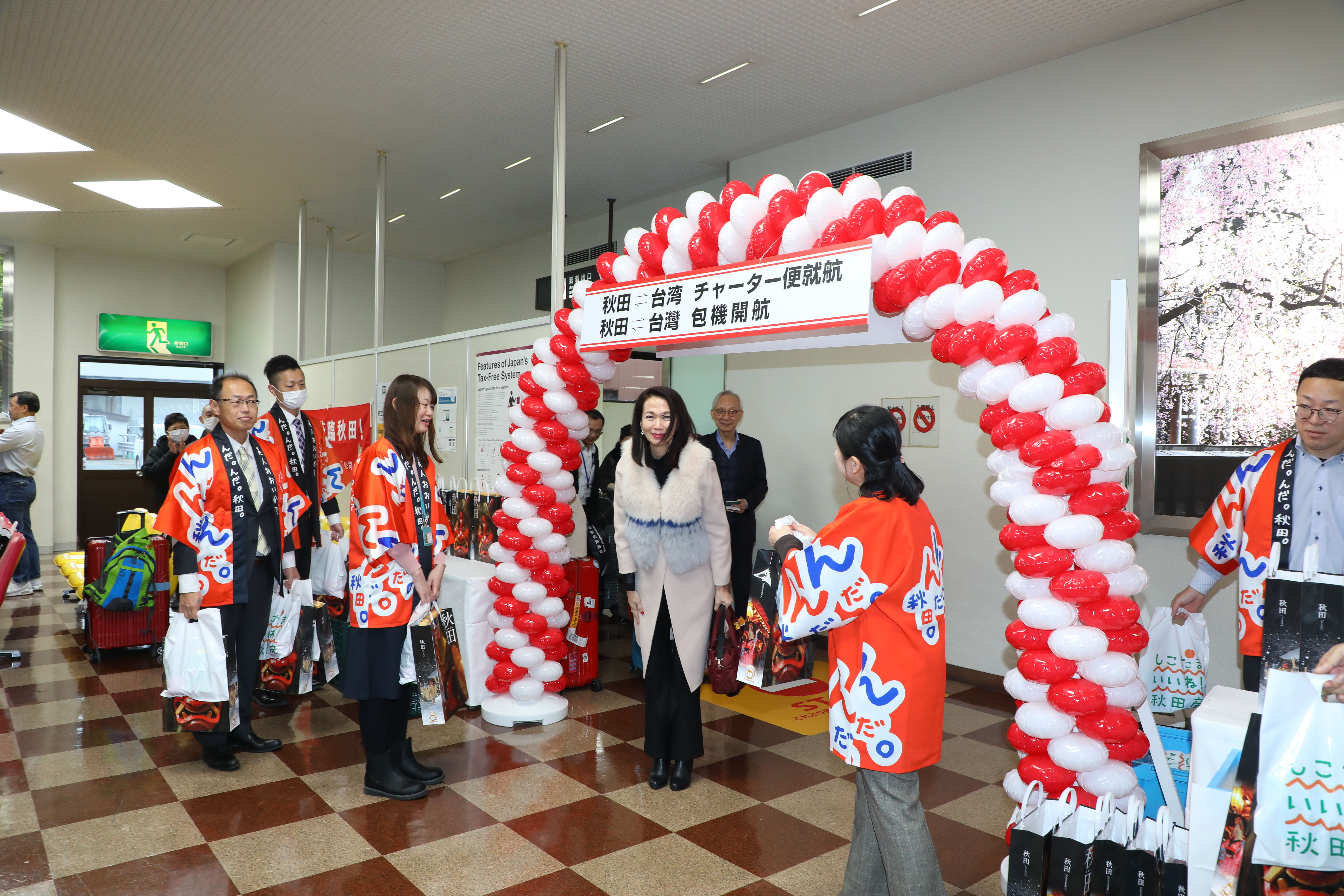 大力促成包機的燦星旅遊總經理殳蓁蓁，12月10日也搭乘首航班機來到秋田，受到熱烈歡迎。