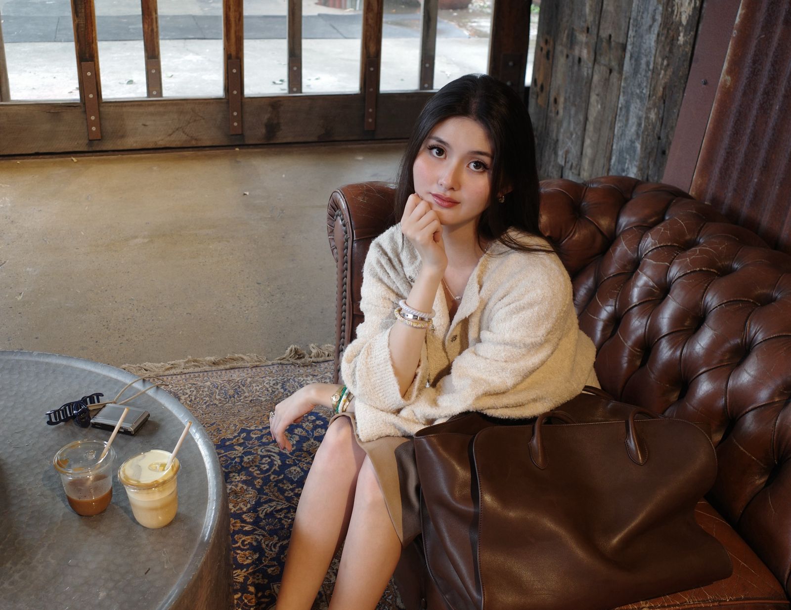 孫芸芸26歲女兒曬咖啡美照! 肩背「18萬超大名牌包」太搶鏡
