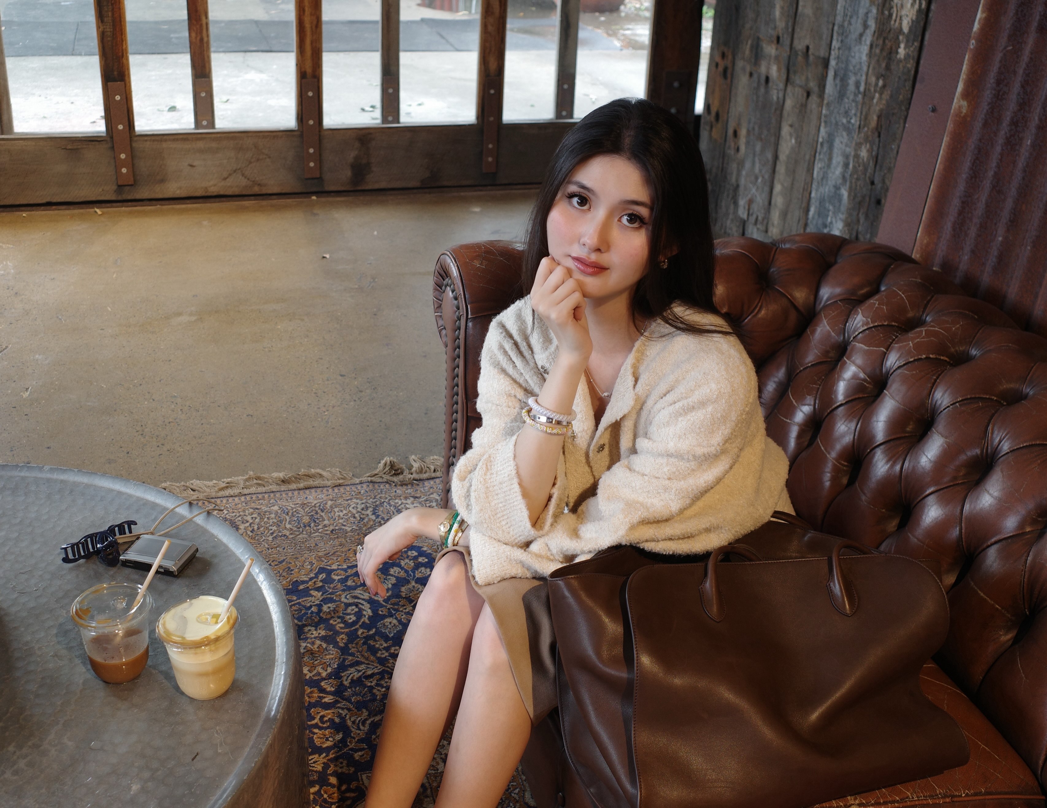 孫芸芸26歲女兒曬咖啡美照! 肩背「18萬超大名牌包」太搶鏡