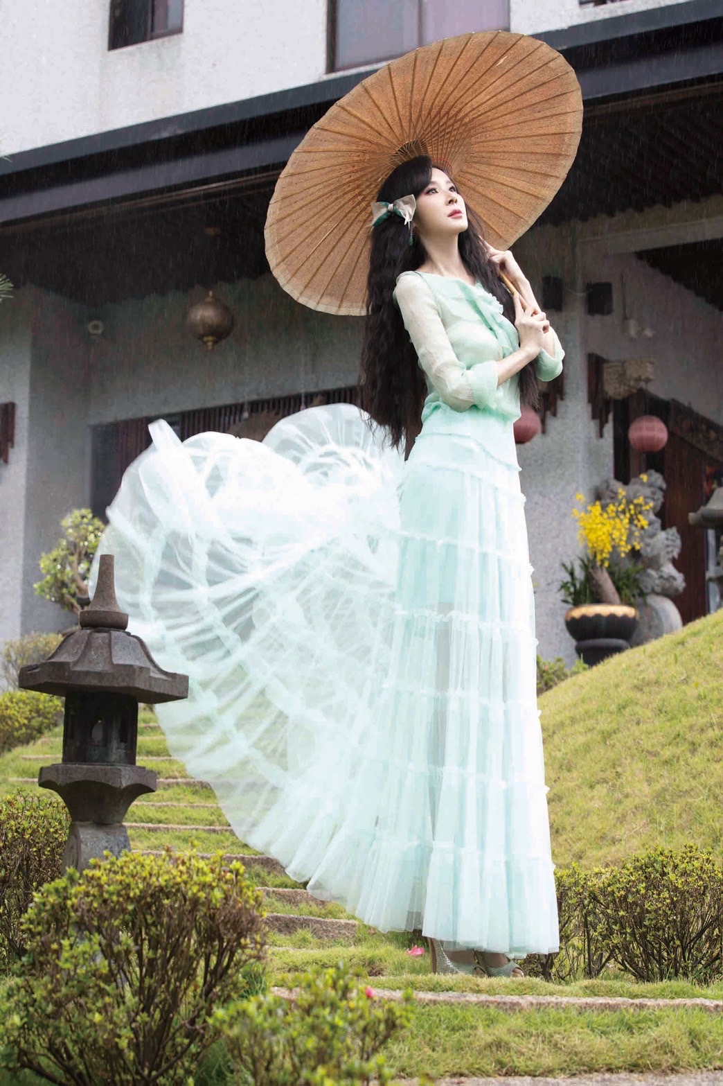  蕭薔青蛇祈福變化式，纖美腰線，美不勝收。（珍世美學慈善基金會提供）