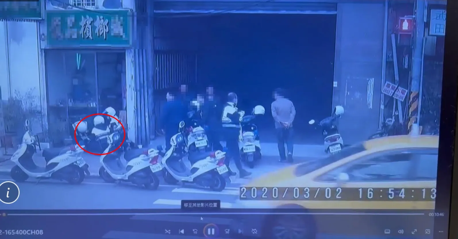 吳姓男子情緒失控在新北市某檳榔攤咆哮，遭員警壓制並強制送醫後猝逝。（讀者提供）