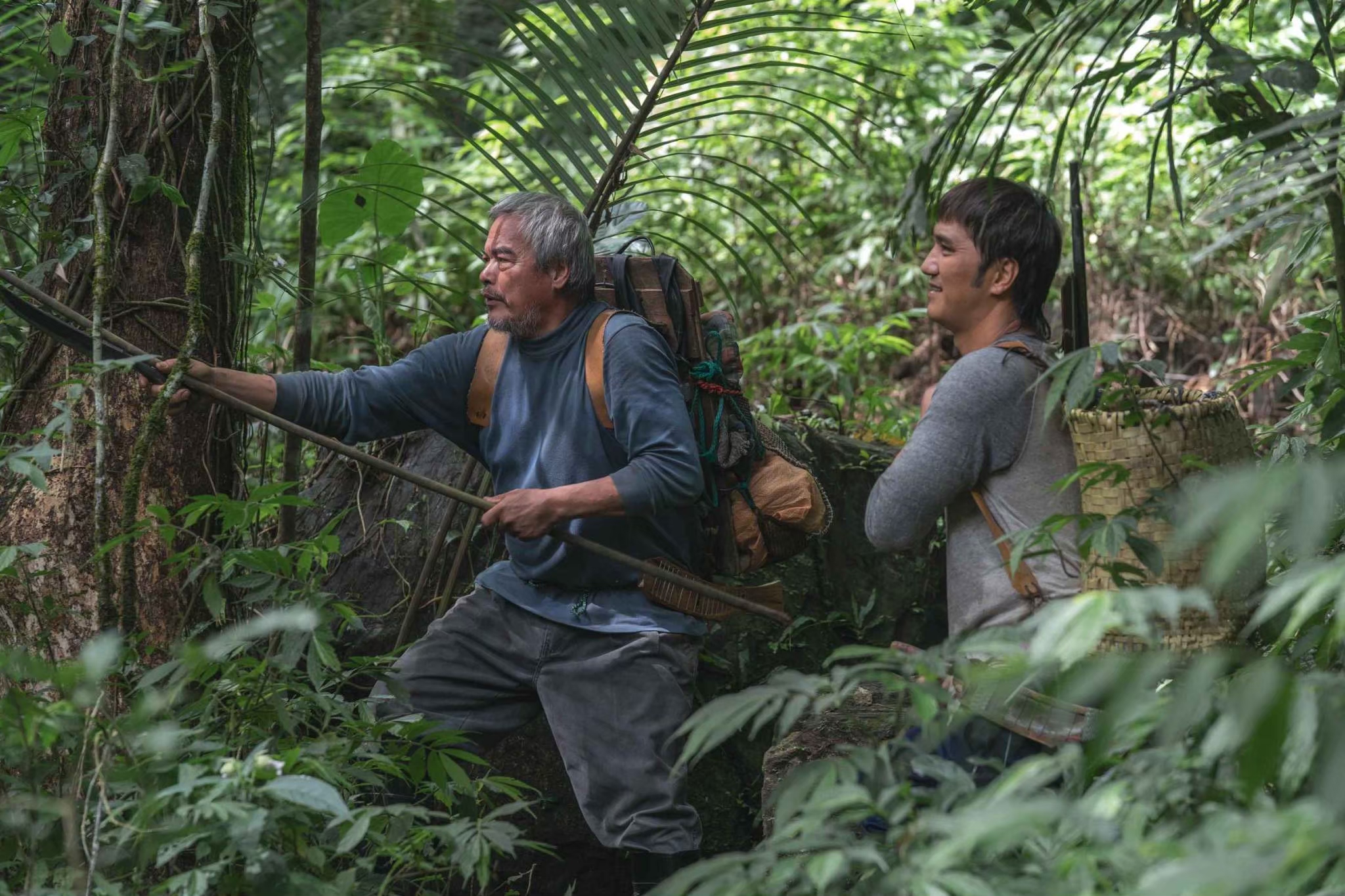 林慶台（左）與馬志翔（右）飾演父子，一起上山打獵。（牽猴子提供）
