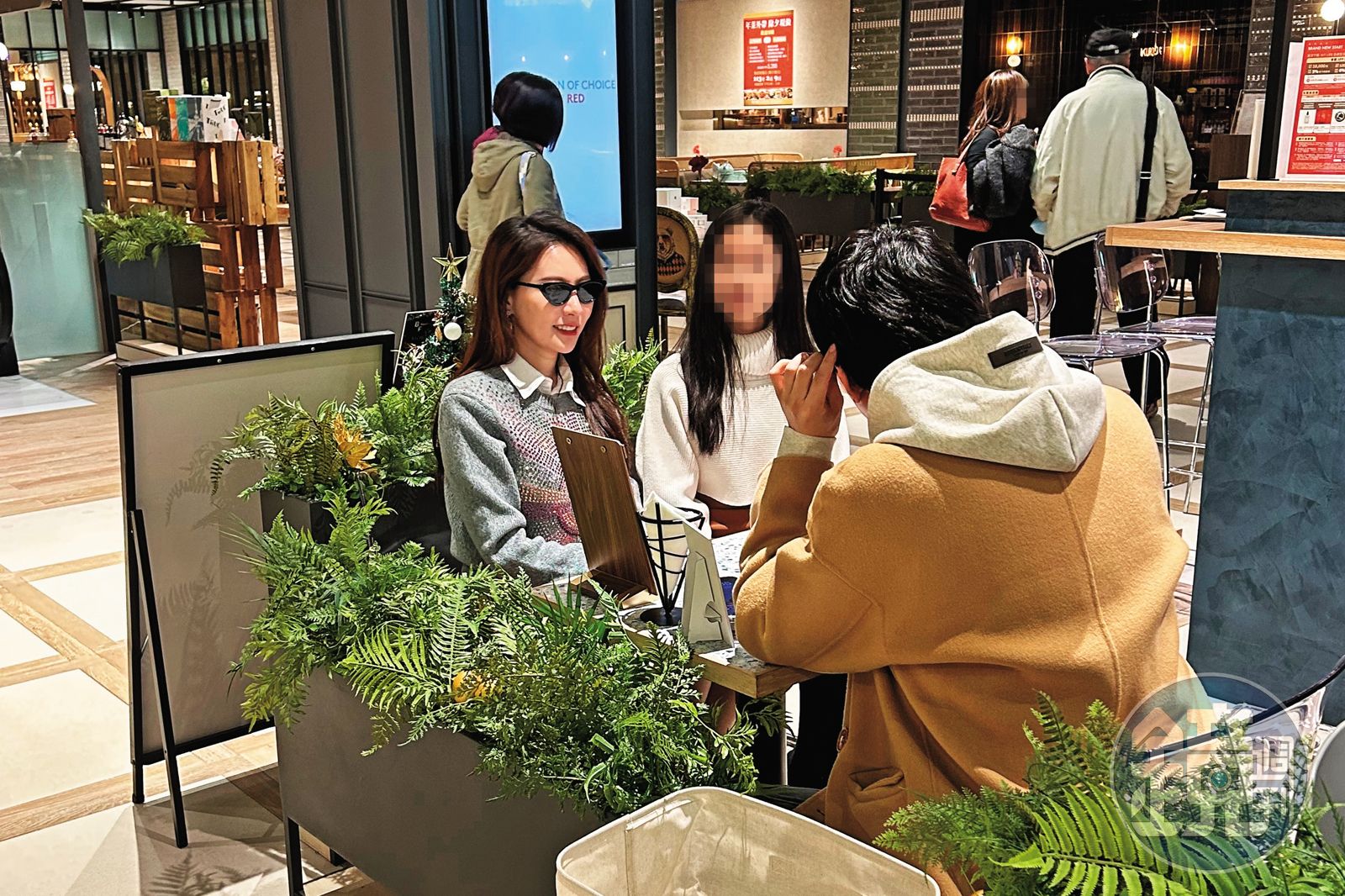 王瀅（左起）跟女兒逛街後，與男性友人在美食街喝咖啡聊天。（讀者提供）