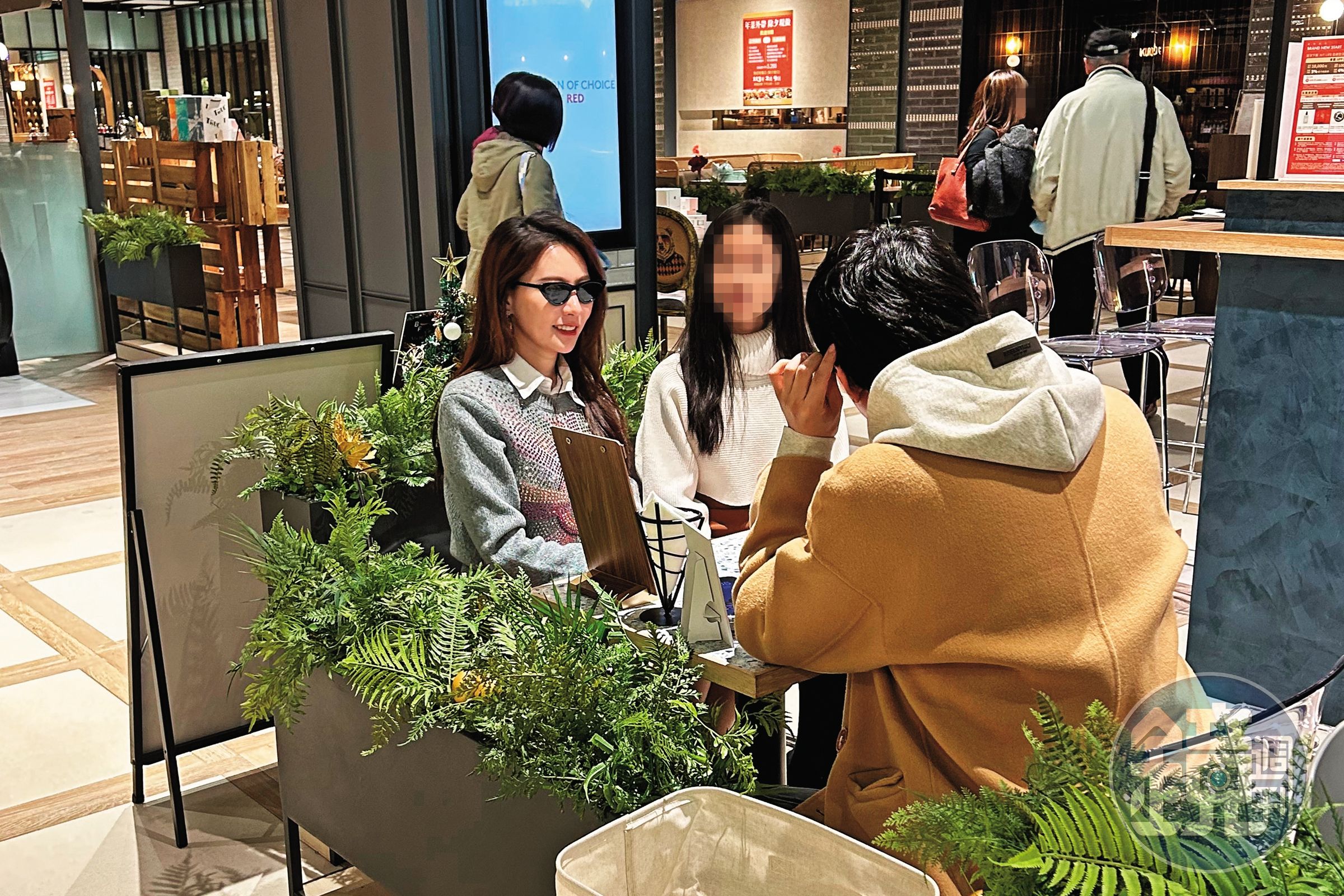 王瀅(左起)跟女兒逛街後,與男性友人在美食街喝咖啡聊天。(讀者提供)