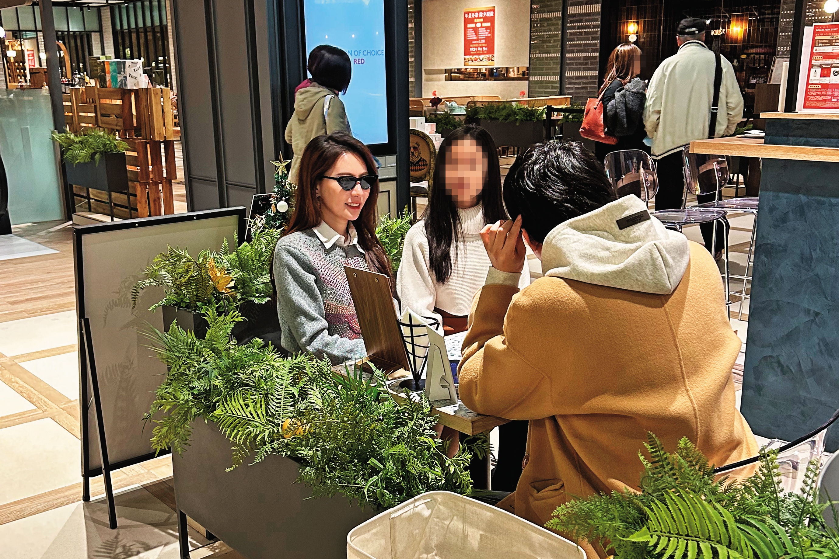 王瀅(左起)跟女兒逛街後,與男性友人在美食街喝咖啡聊天。(讀者提供)