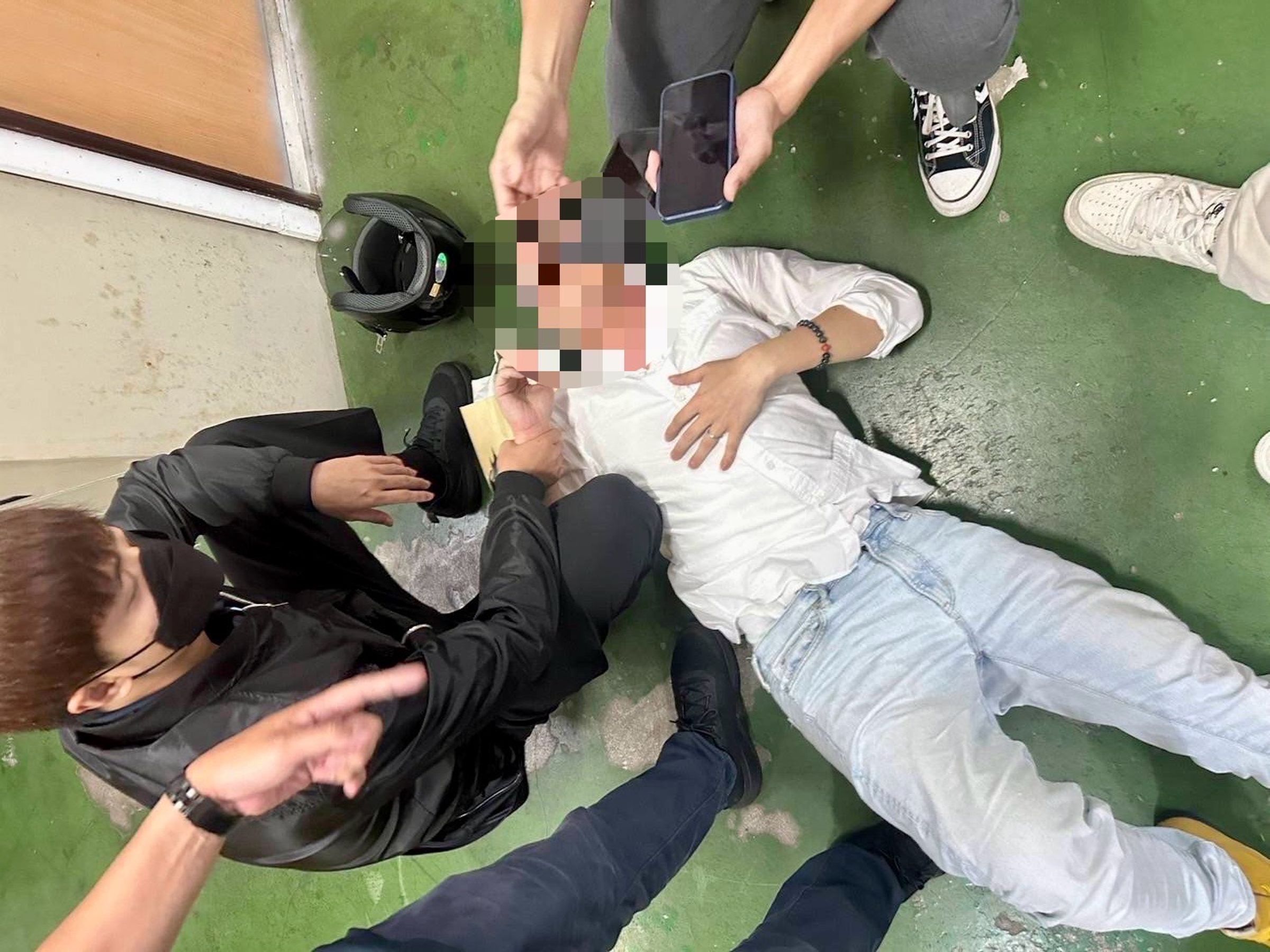陳鑒被捕畫面曝光。(讀者提供)