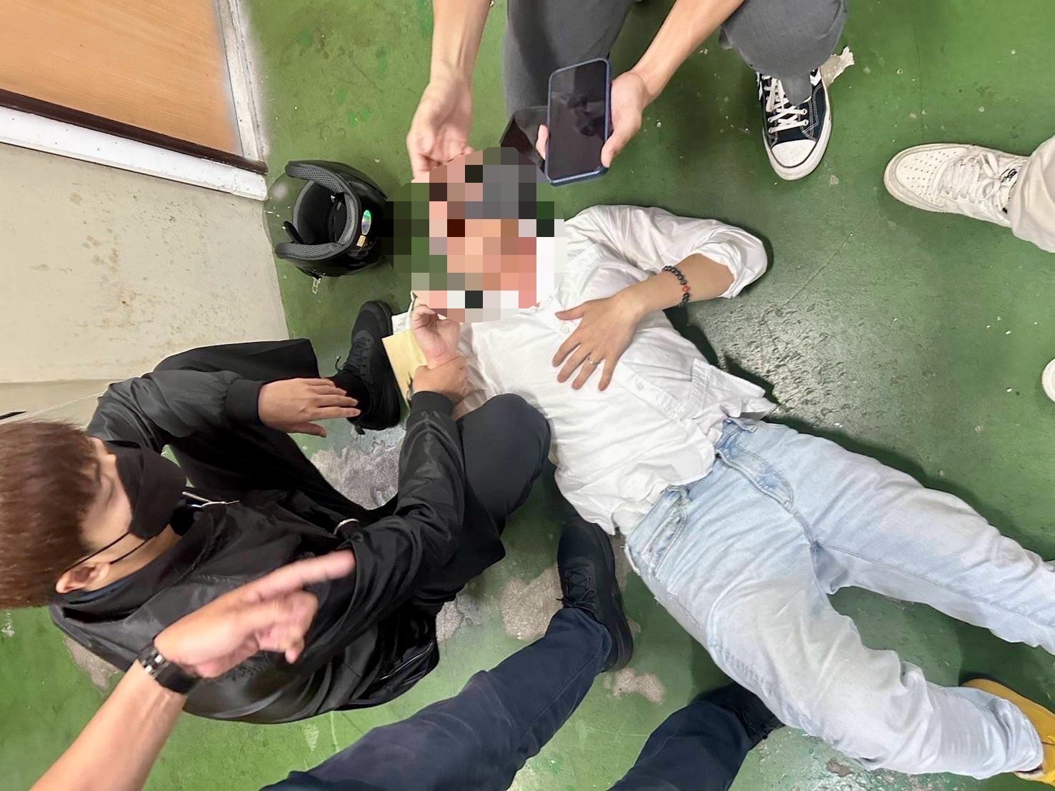 陳鑒被捕畫面曝光。（讀者提供）