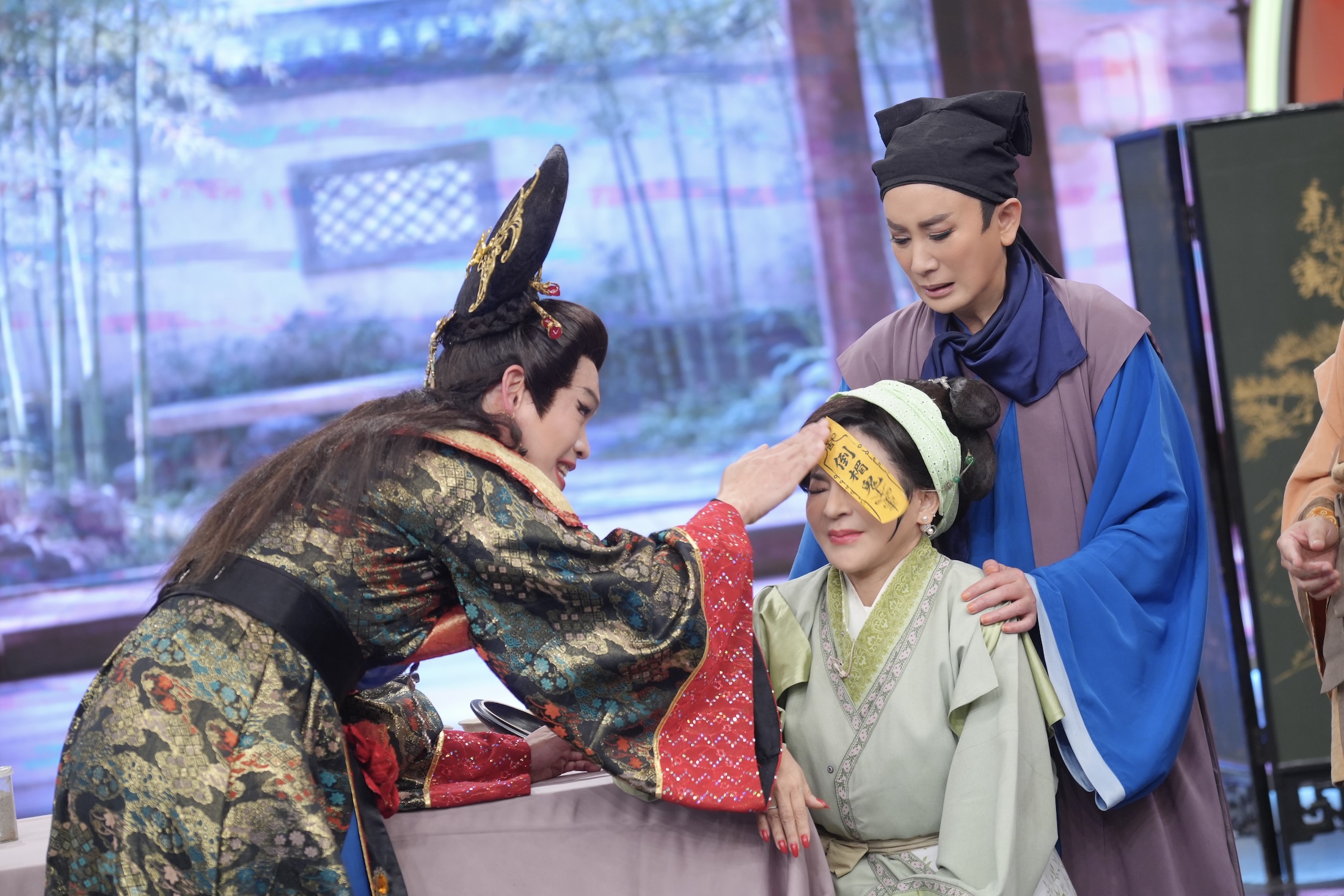 王彩樺(中)激動求黃鐙輝(左)放過她35萬的鼻子。(圖/華視提供)