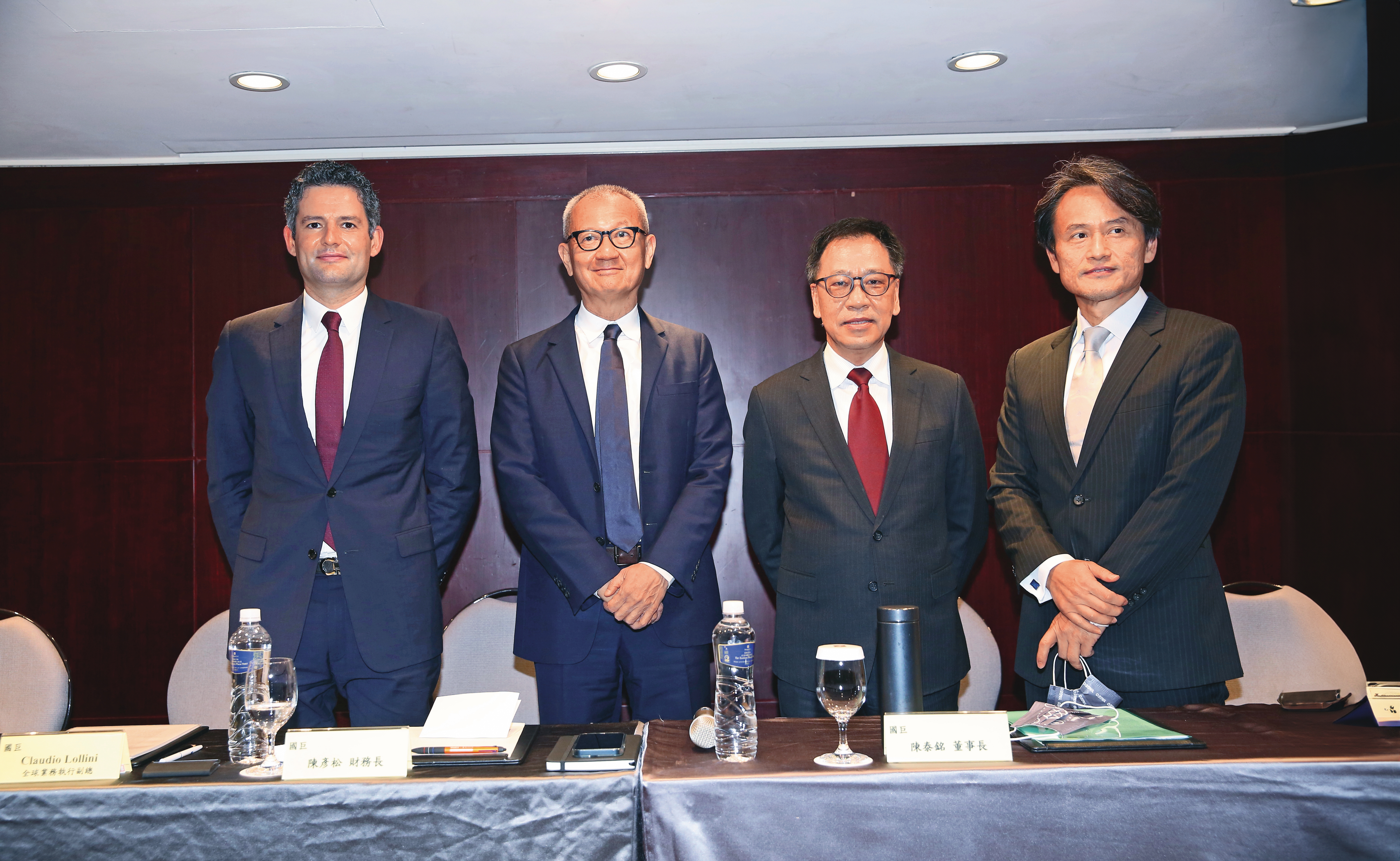 透過不斷的購併,國巨從傳統被動元件廠華麗轉身。左2為陳泰銘。