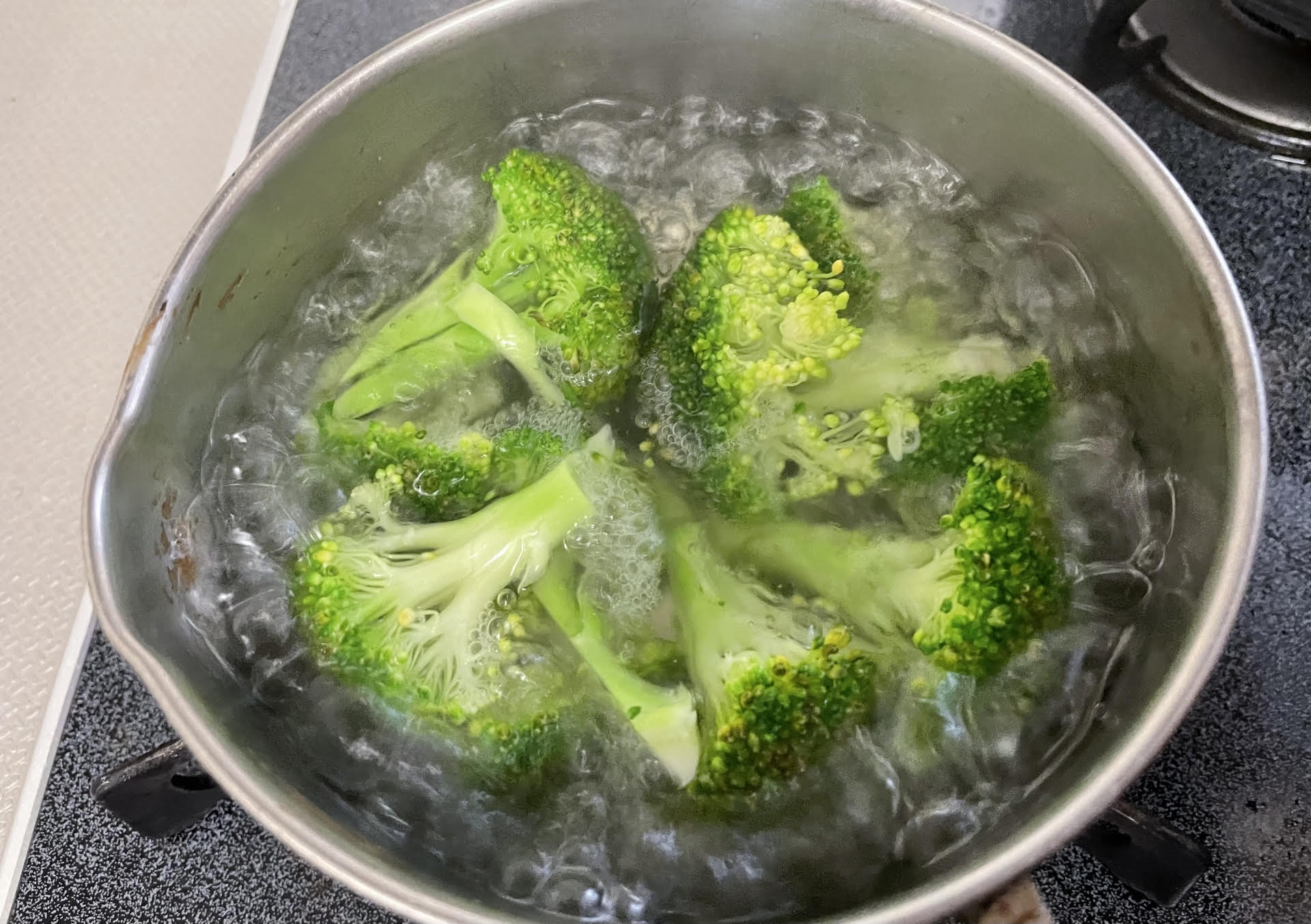 曾有病患長期堅持無油飲食，只吃水煮菜，沒想到反而出現腦霧症狀。（示意圖，photoAC）