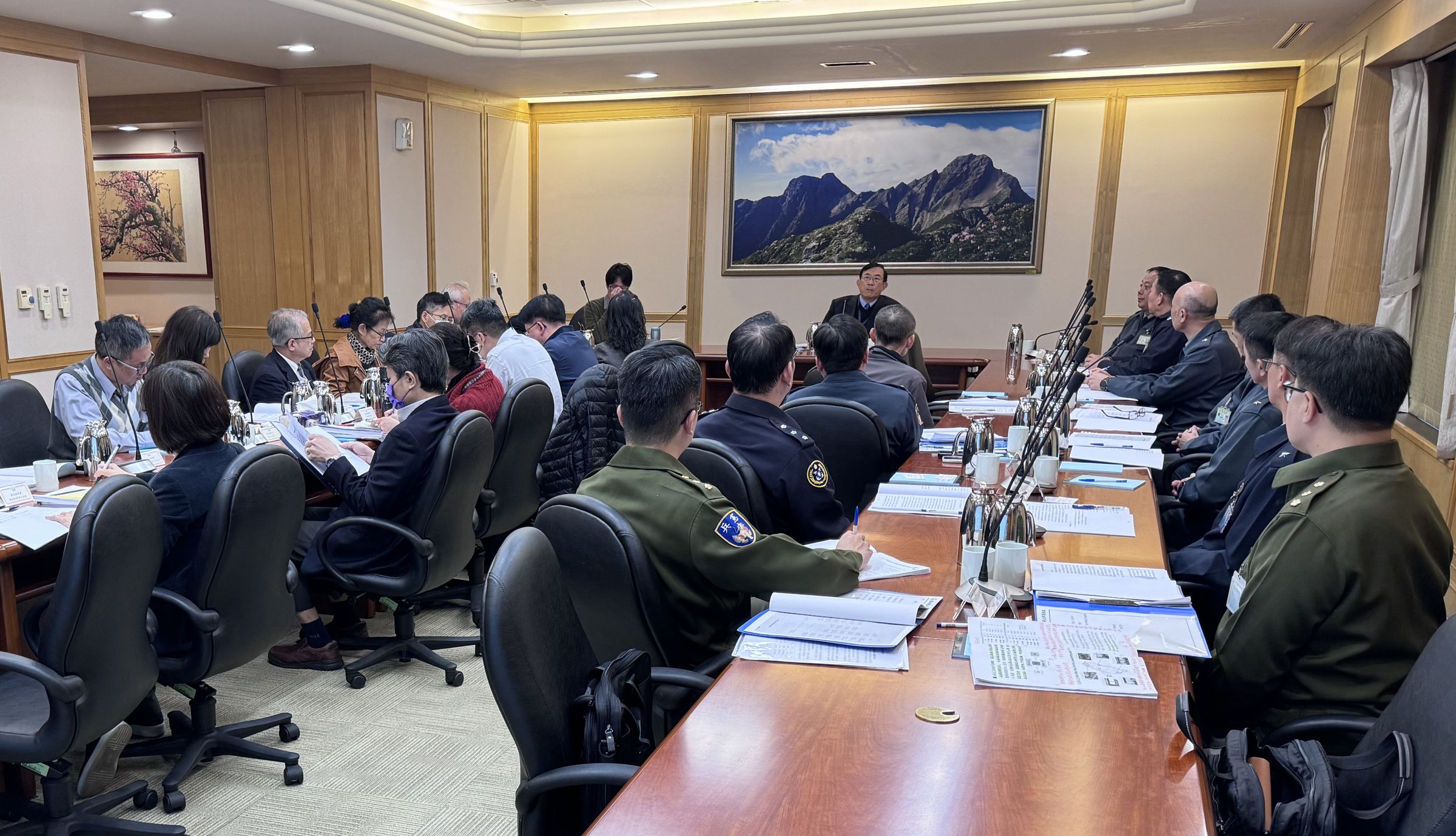 最高檢察署由檢察總長邢泰釗與國防部副部長徐衍璞上將等人,首度召開檢方與軍事機關聯繫協調會議,對於嚴重影響部隊紀律案件、縮短軍人逃亡通緝時程及影響軍事管理等違法等案件進行討論,決定嚴辦抗命、暴行或群毆等犯罪。(最高檢提供)