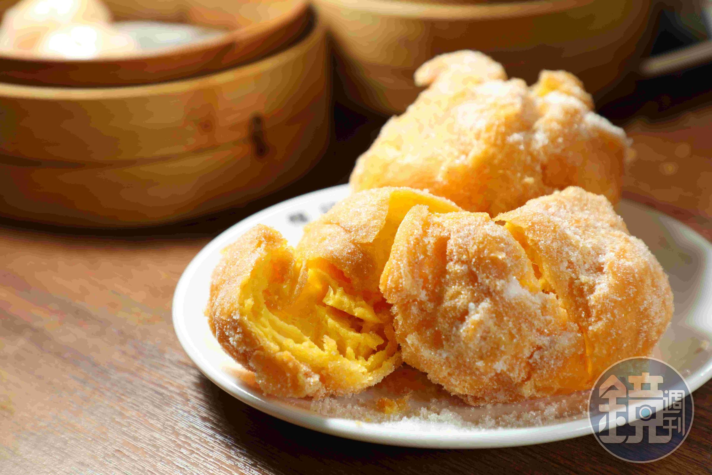 「冰花雞蛋球」是快要失傳的廣式甜品，外層酥脆，內在軟嫩，入口就是單純的雞蛋甜香。（港幣25元／份，約NT$102）