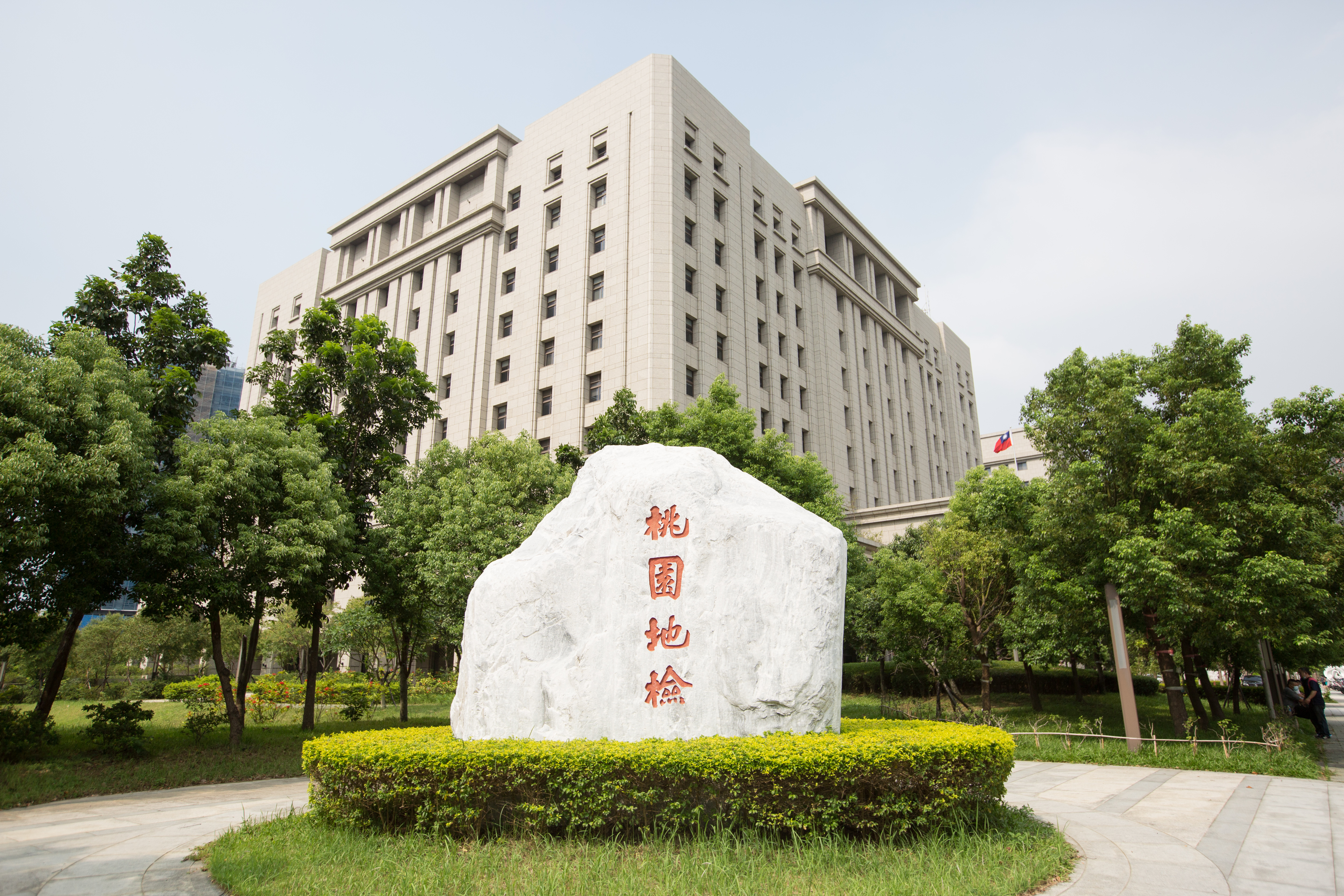 鍾姓男子因為缺錢，竟然想出「喬裝員警黑吃黑」的犯罪計畫，桃園地檢署偵查後，將鍾男等10名成員，以涉犯《刑法》僭行公務員職權及第結夥3人以上強盜罪，依法提起公訴。（本刊資料照）