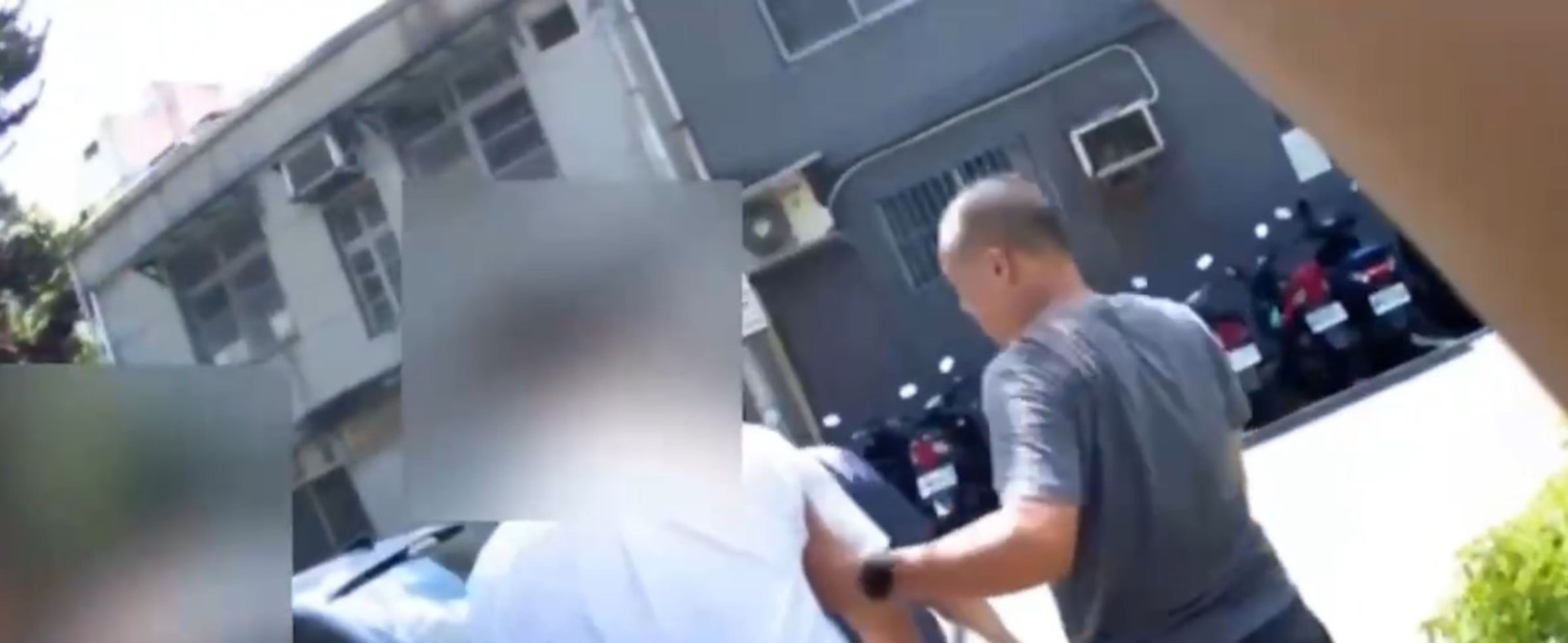 警方當場逮捕2名車手，訊後依詐欺罪送辦。（翻攝畫面）