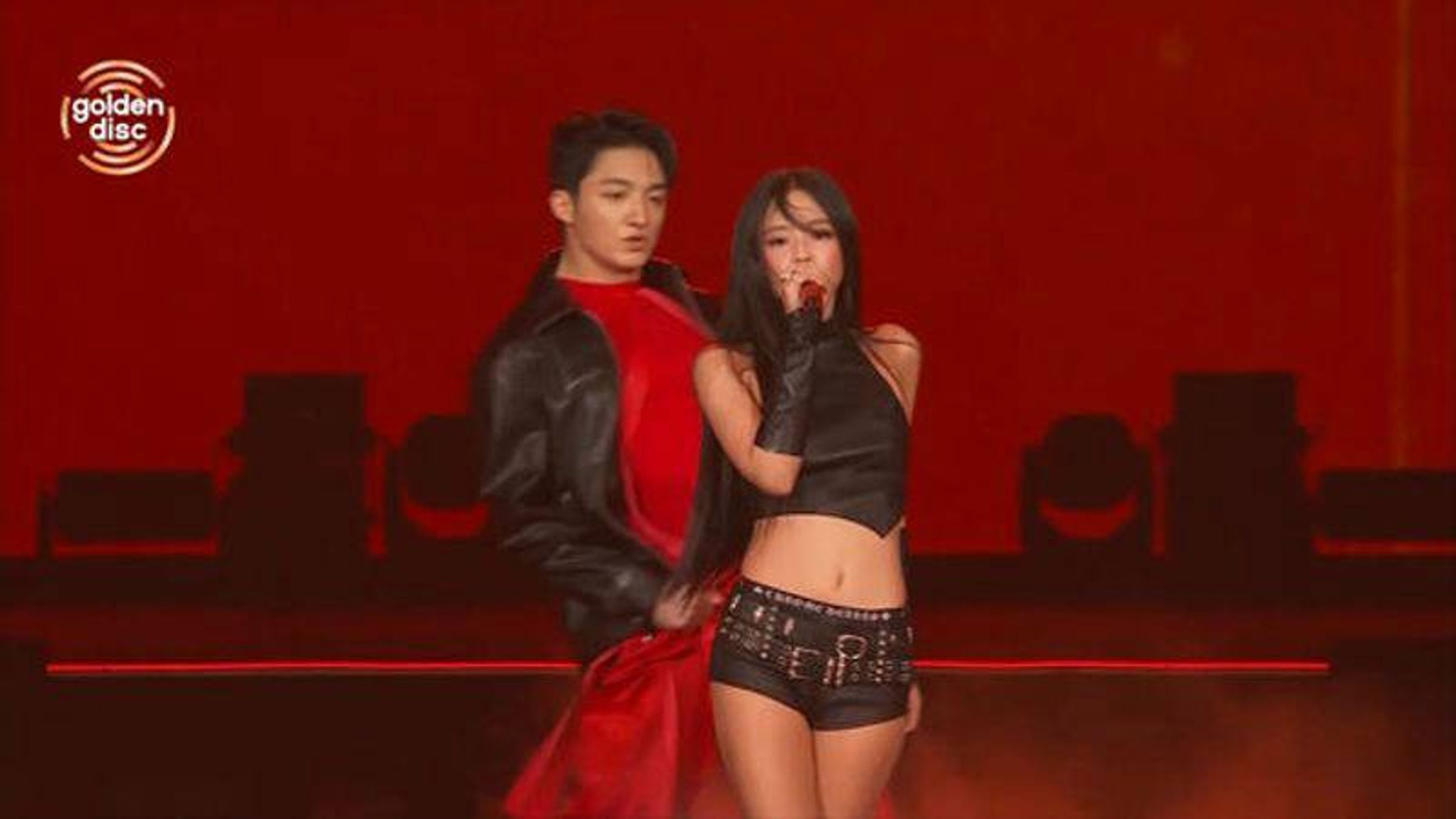 VATA今年初隨JENNIE在臺北大巨蛋舉辦的金唱片頒獎禮上表演。(網路圖片)