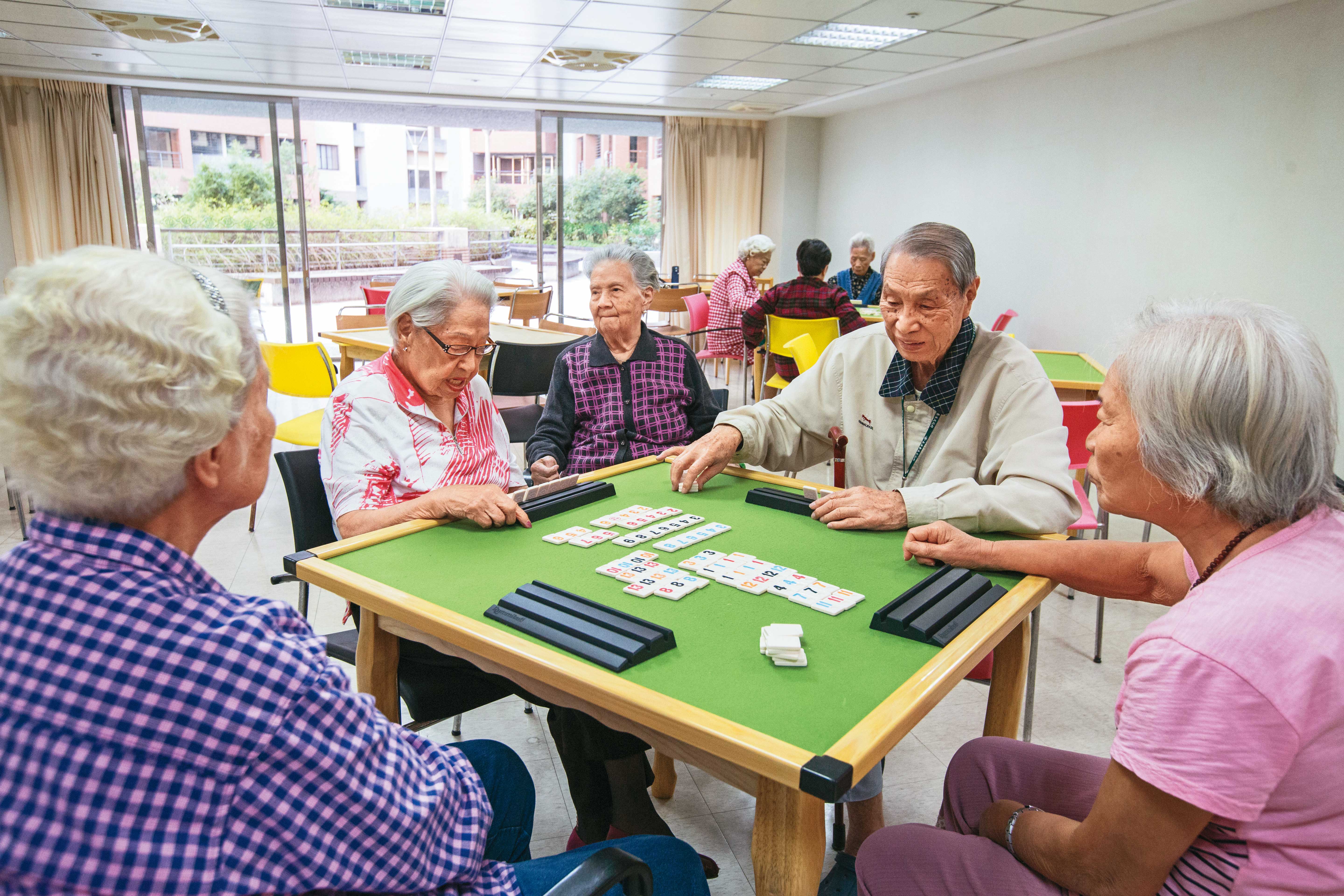 台灣今年進入超高齡化社會，每5人就有1位65歲以上長者，醫療險卻跟不上老化速度。