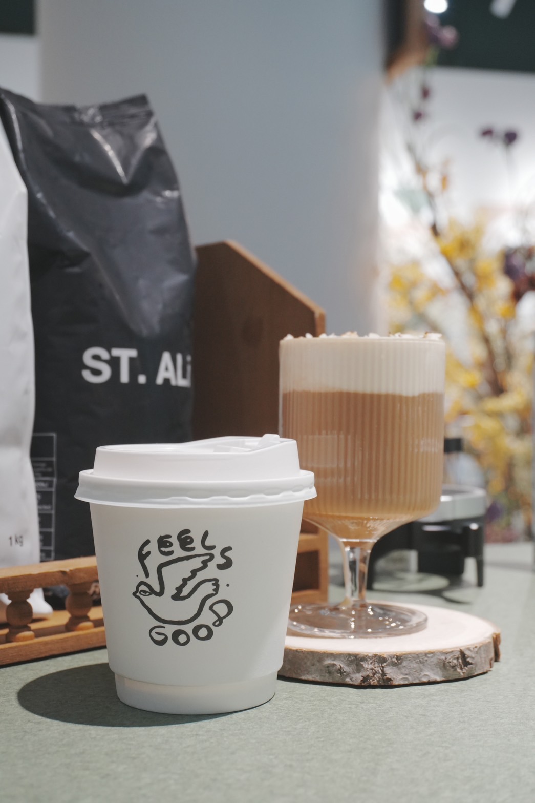 ST. ALi也特製台北快閃限定外帶咖啡杯，可愛手繪插畫風格很討喜。 
