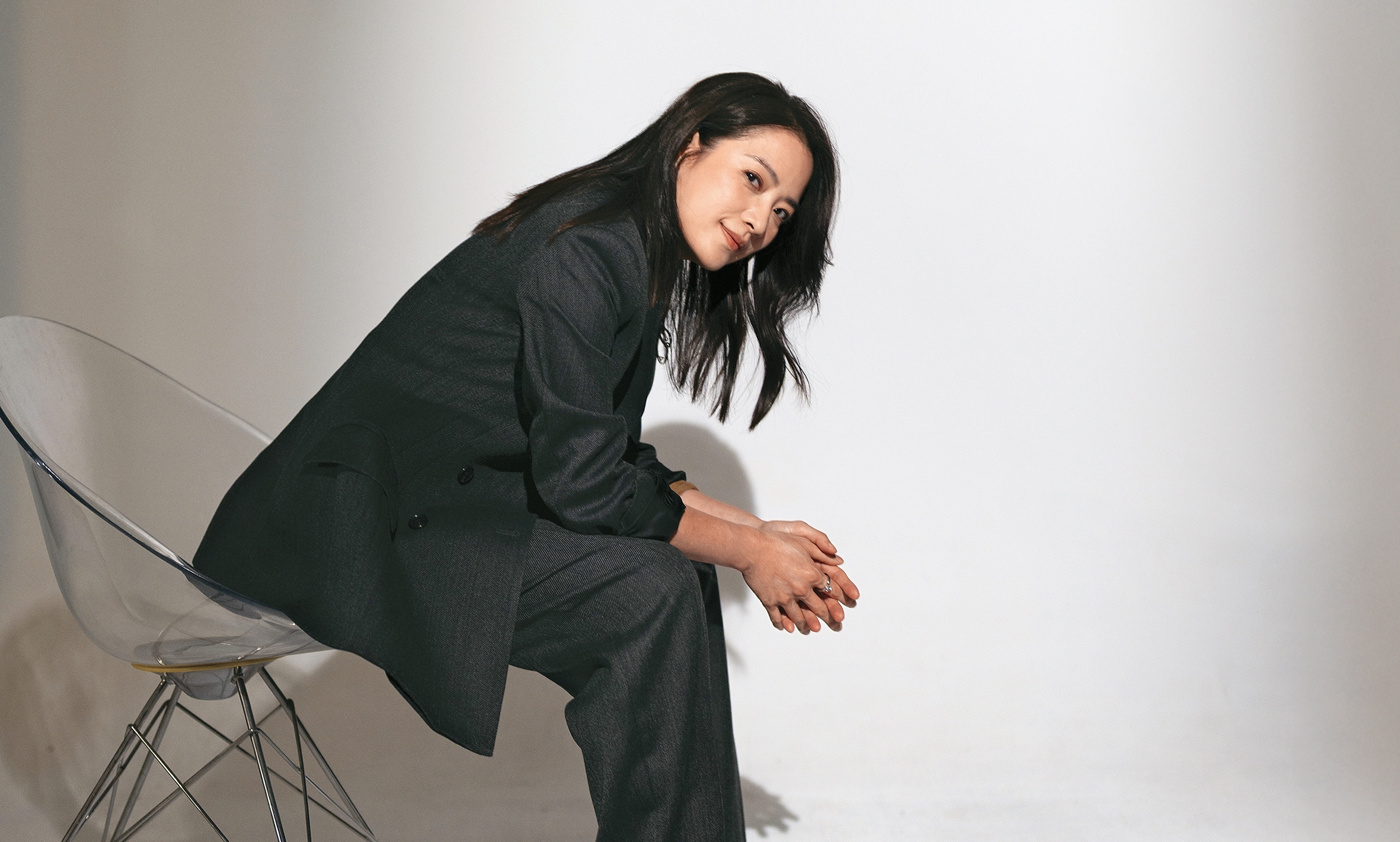 主持旅遊節目時，動輒就因為感動而落淚，髙伊玲被工作夥伴封為 「最愛哭的外景節目主持人」。