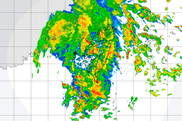 中央氣象署持續發布豪雨特報，其中台東為大豪雨、屏東與花蓮為豪雨，其餘12縣市則為大雨特報。（翻攝自中央氣象署官網）