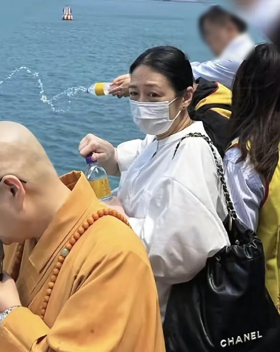 華嫂朱麗倩為愛隱身多年,近日被拍到現身海邊法會活動,穿著十分樸素,搭配香奈兒包包露面。(翻攝微博)